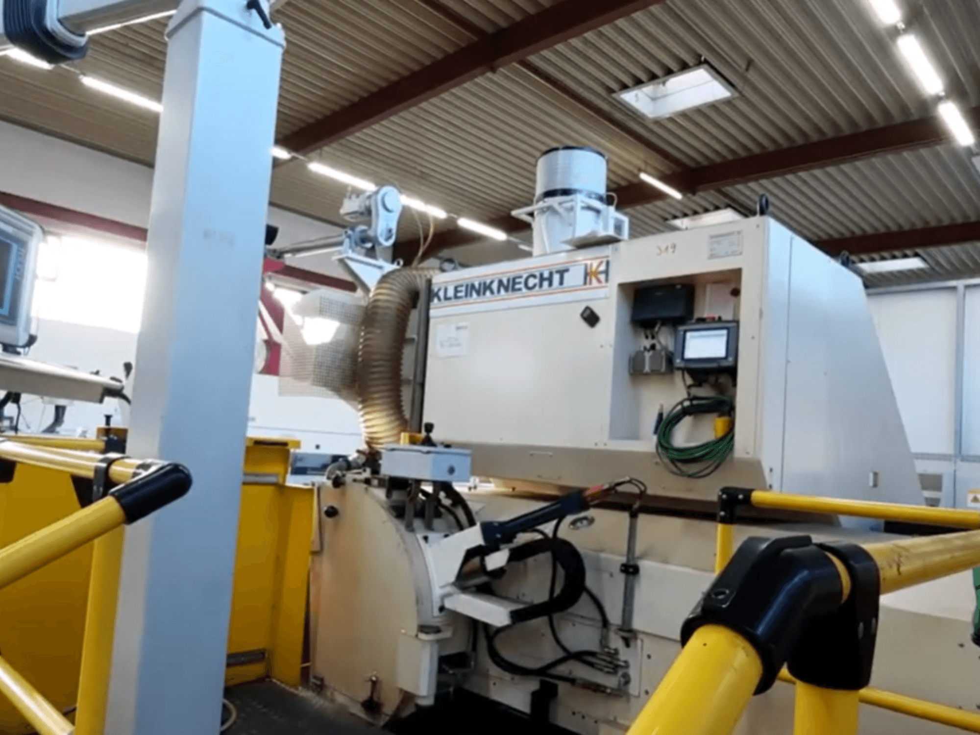 Cylindrisk slipmaskin WALDRICH KLEINKNECHT WS III C 6.00 X 5000, visad i sidovy, med kontrollpanel och utsugssystem.