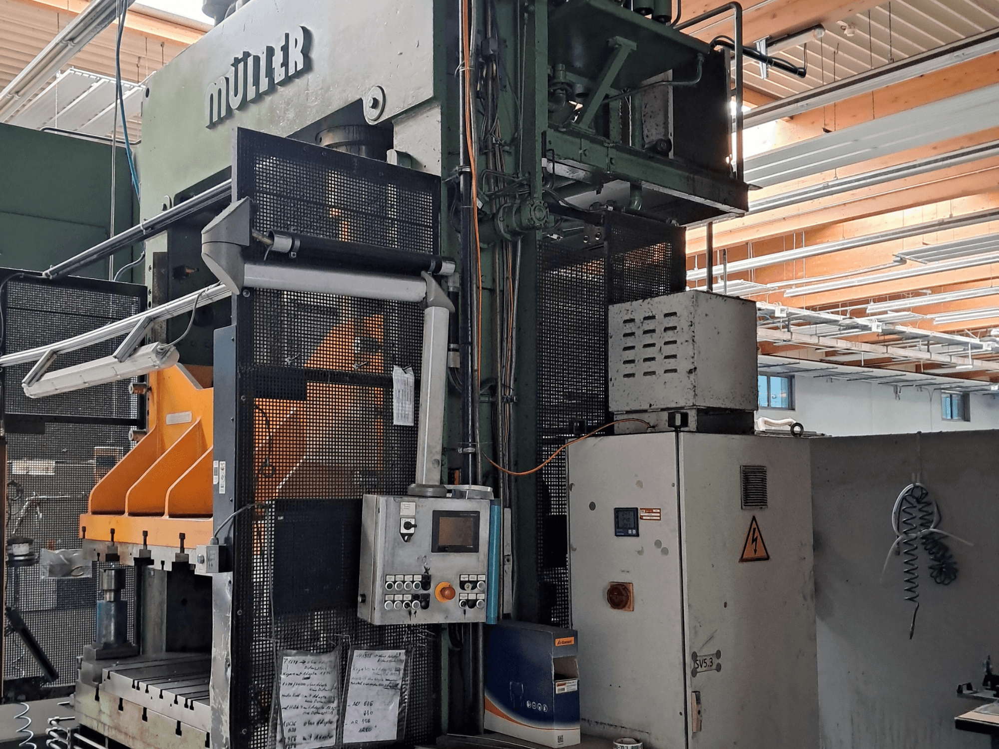 Müller SE 201.1.1 /32 metallpress, framifrån, där man ser kontrollpanelen, skyddsgallret och driftskomponenterna.