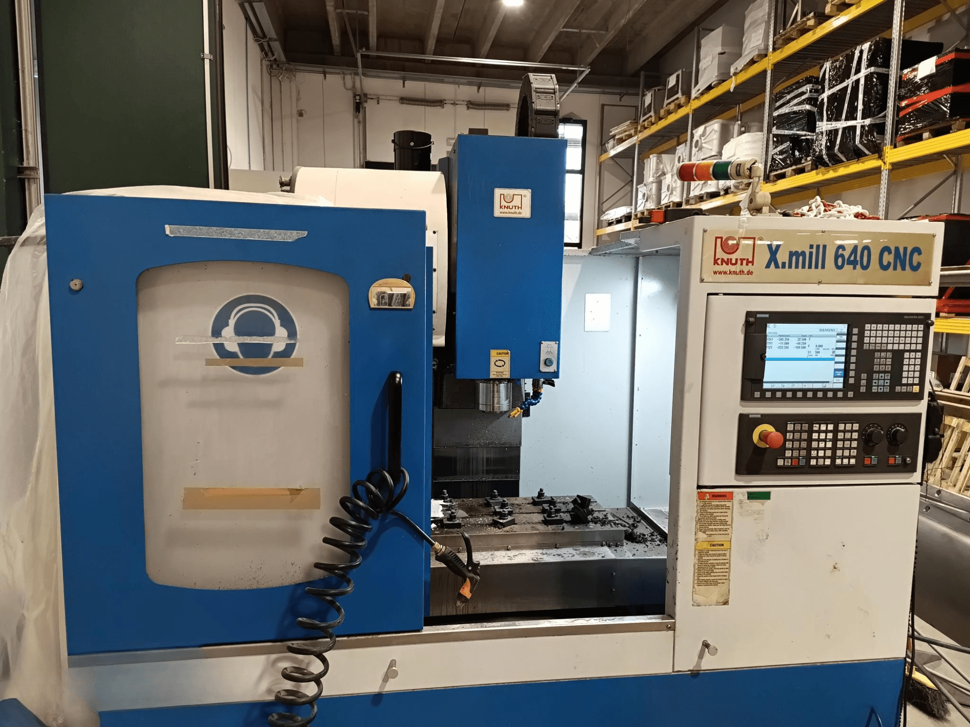 Knuth X.mill 640 CNC-maskin i sidovy med kontrollpanel, spindelområde och synlig inställning av arbetsstycket.