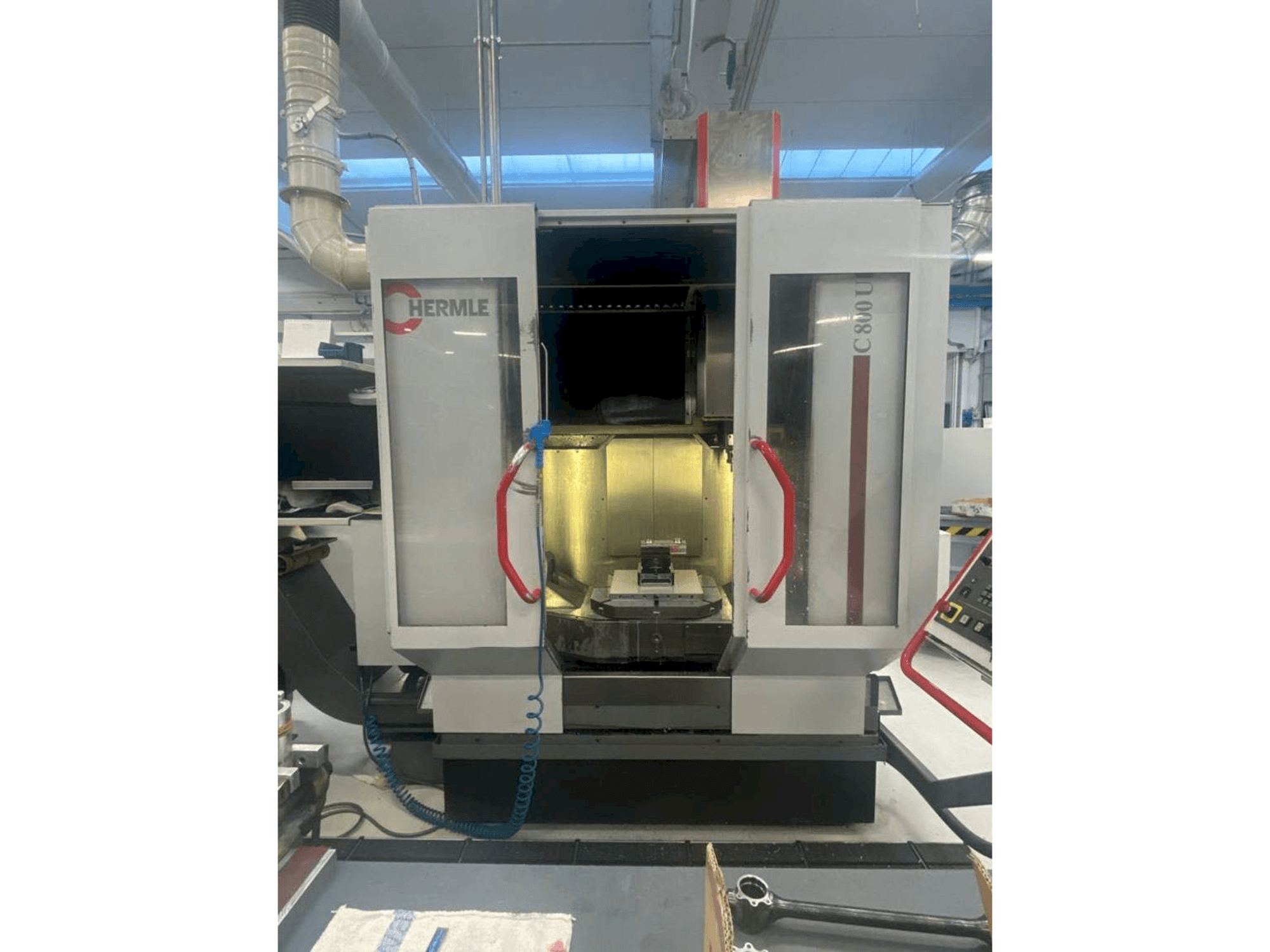 HERMLE C800U-maskinen framifrån