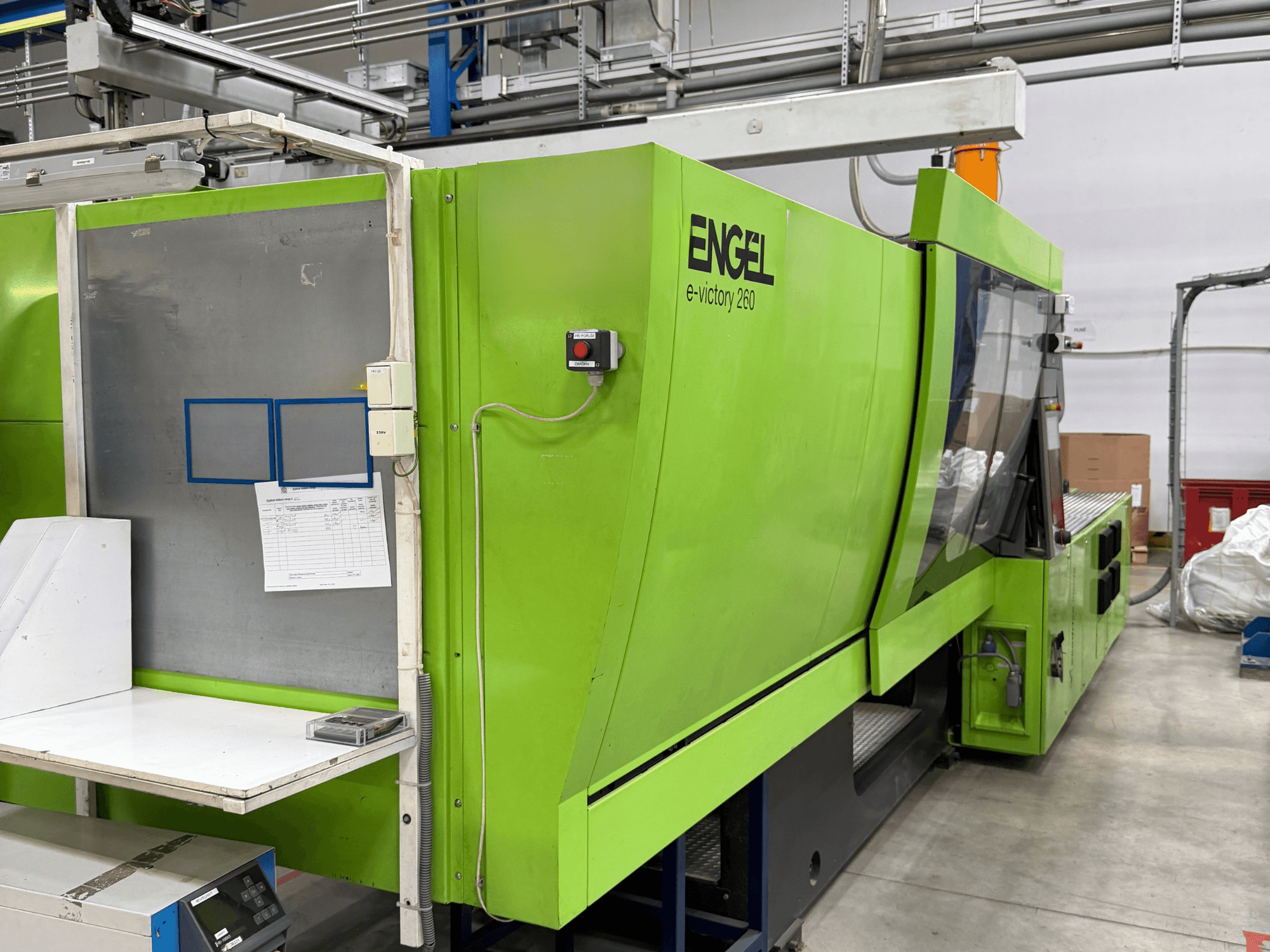 Den elektriska formsprutningsmaskinen Green Engel e-victory 260 sedd från sidan, med kontrollpanel och arbetsyta.