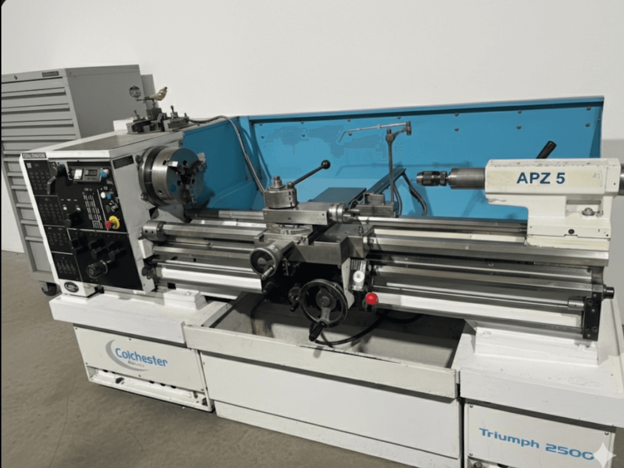 Colchester Triumph 250C svarv, framifrån, med APZ 5-tillsats och kontrollpanel med rattar och knappar.