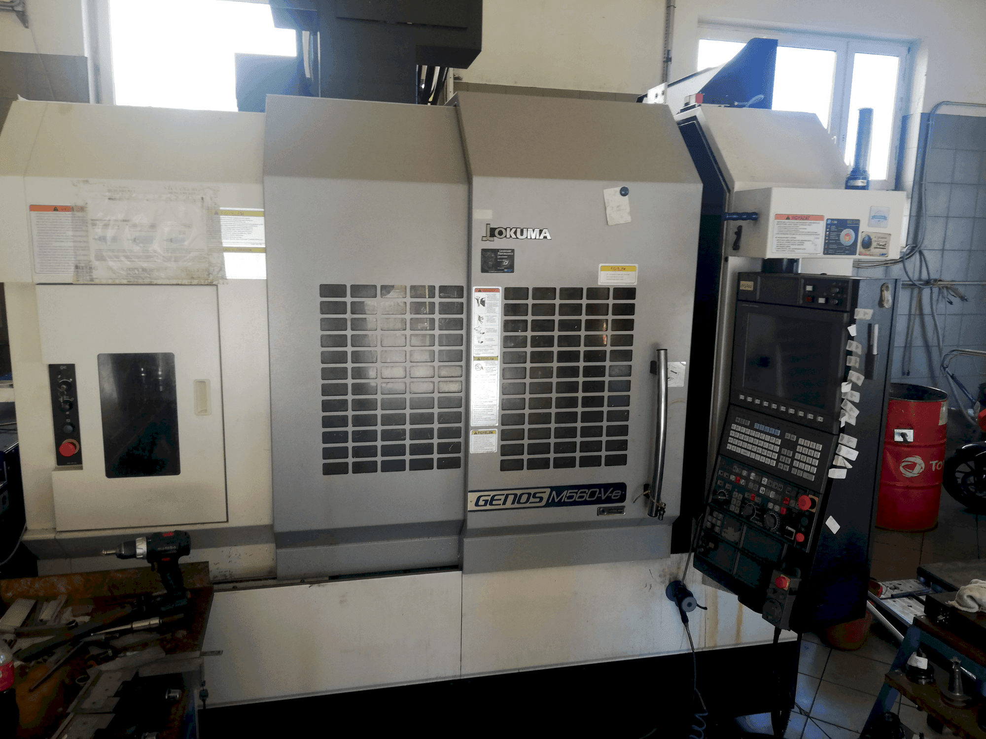 Okuma GENOS M560V-e-maskinen framifrån