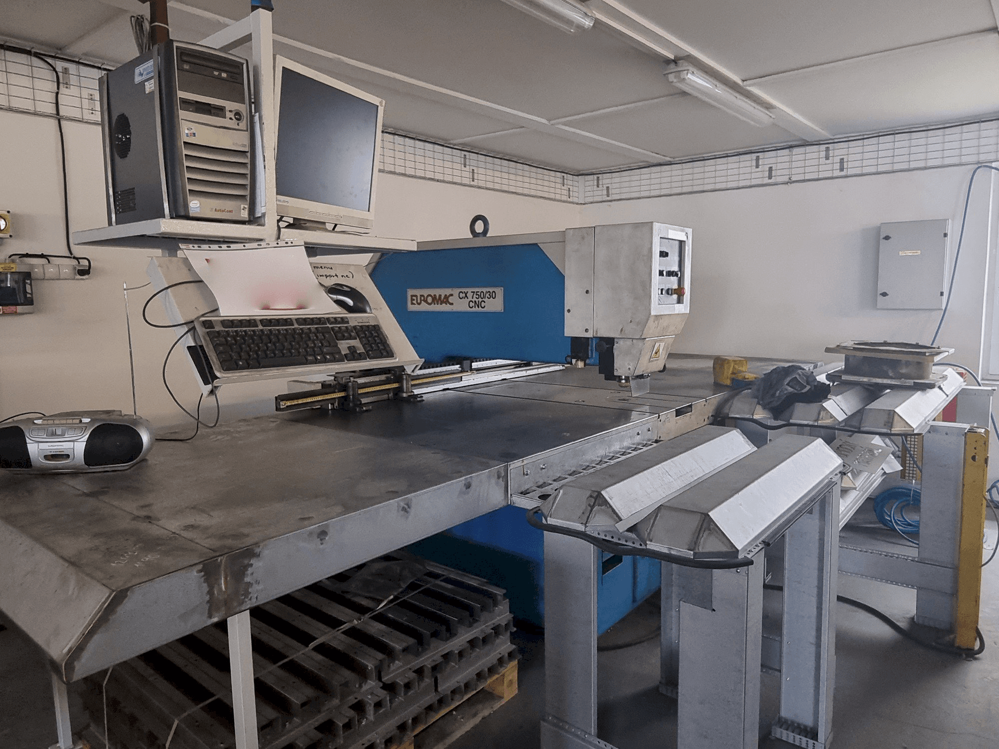 Euromac CX 750/30 CNC-maskinen framifrån