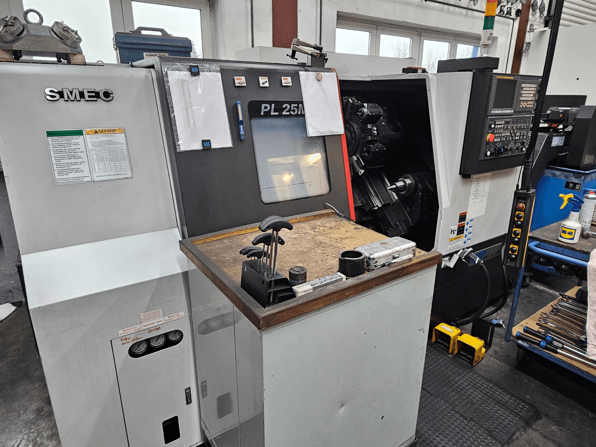 SMEC PL 25M Mill-Turn Center i en verkstad, framifrån med kontrollpanel, verktygshållare och arbetsområde.