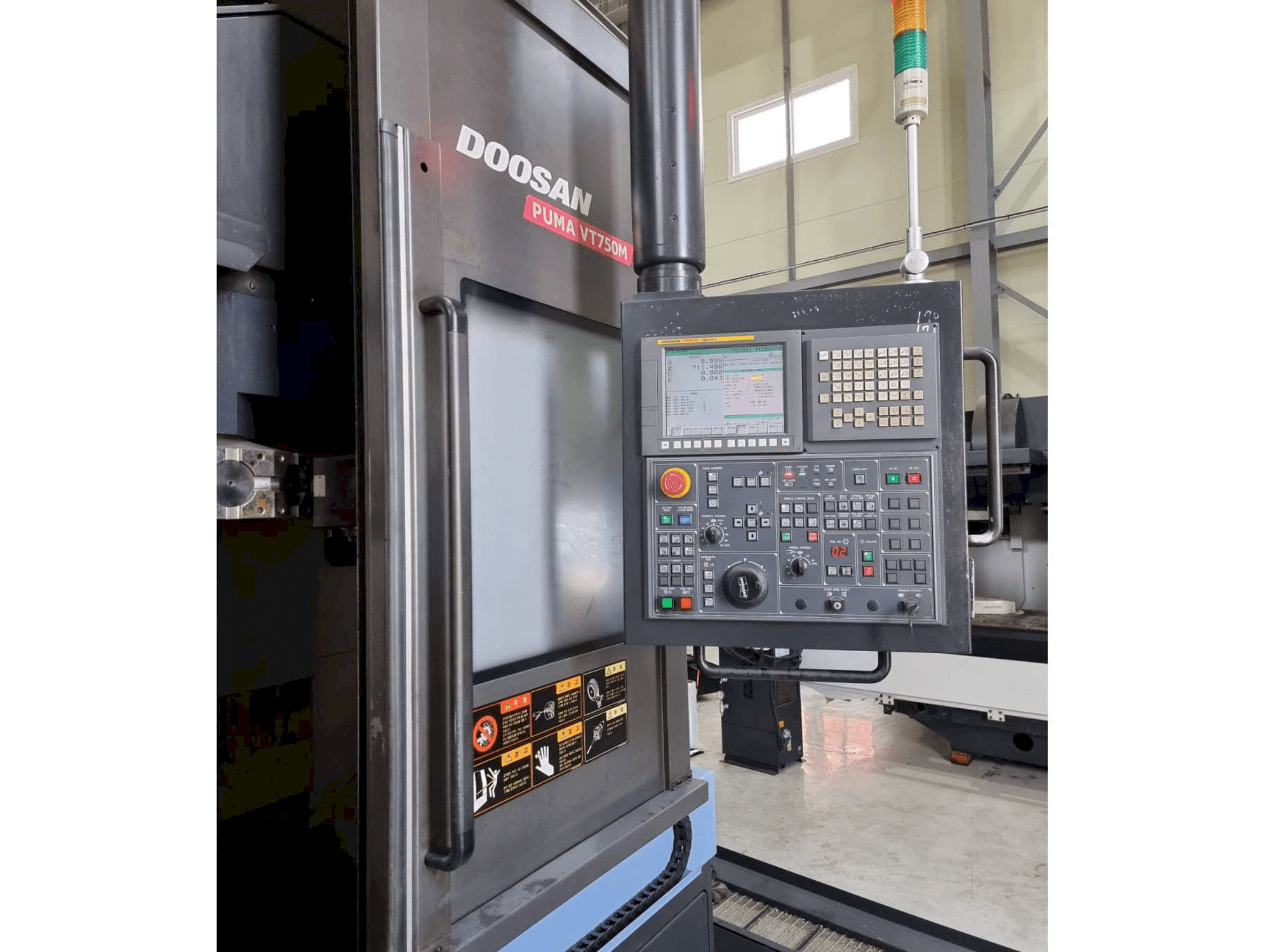 Doosan Puma VT750M-maskinen sedd från vänster sida