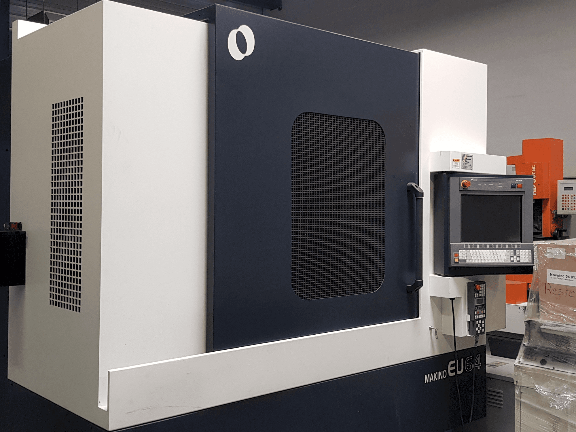 Makino EU 65-maskinen framifrån