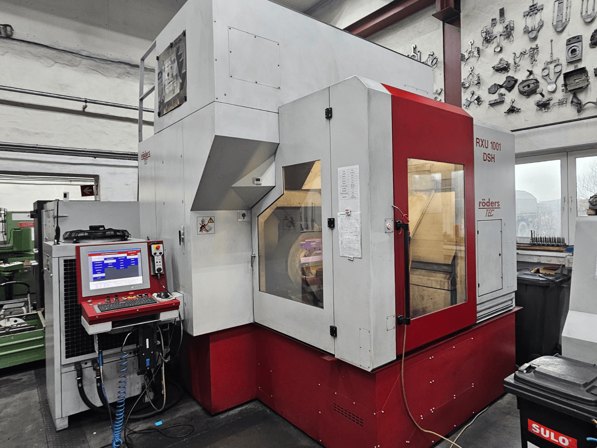 RÖDERS RXU 1001 DSH vertikal fleroperationsmaskin, framifrån visar kontrollpanelen och maskinens detaljer i en verkstadsmiljö.