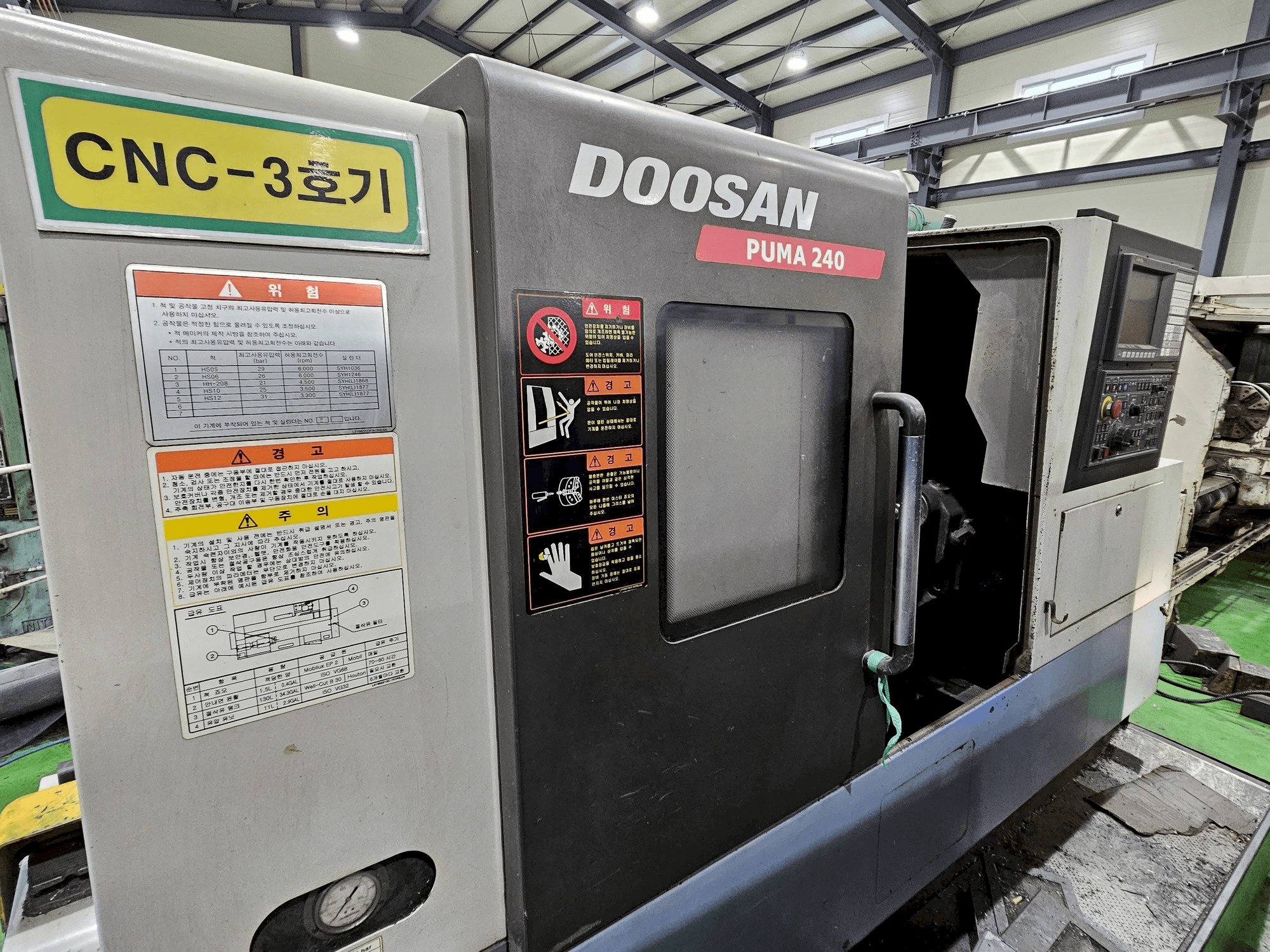 Doosan Puma 240-maskinen framifrån