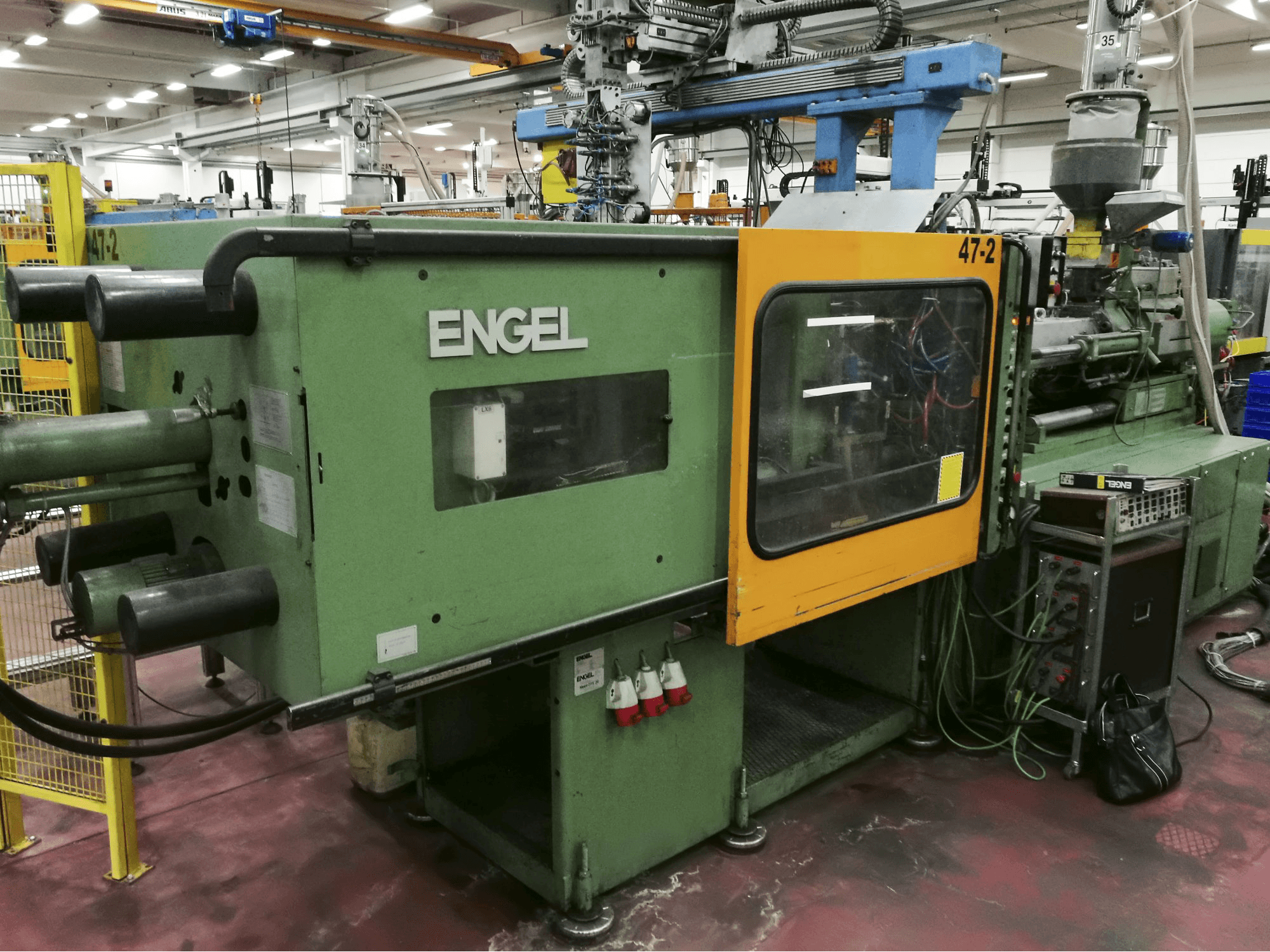 ENGEL-maskinen sedd från vänsterES 1300/200