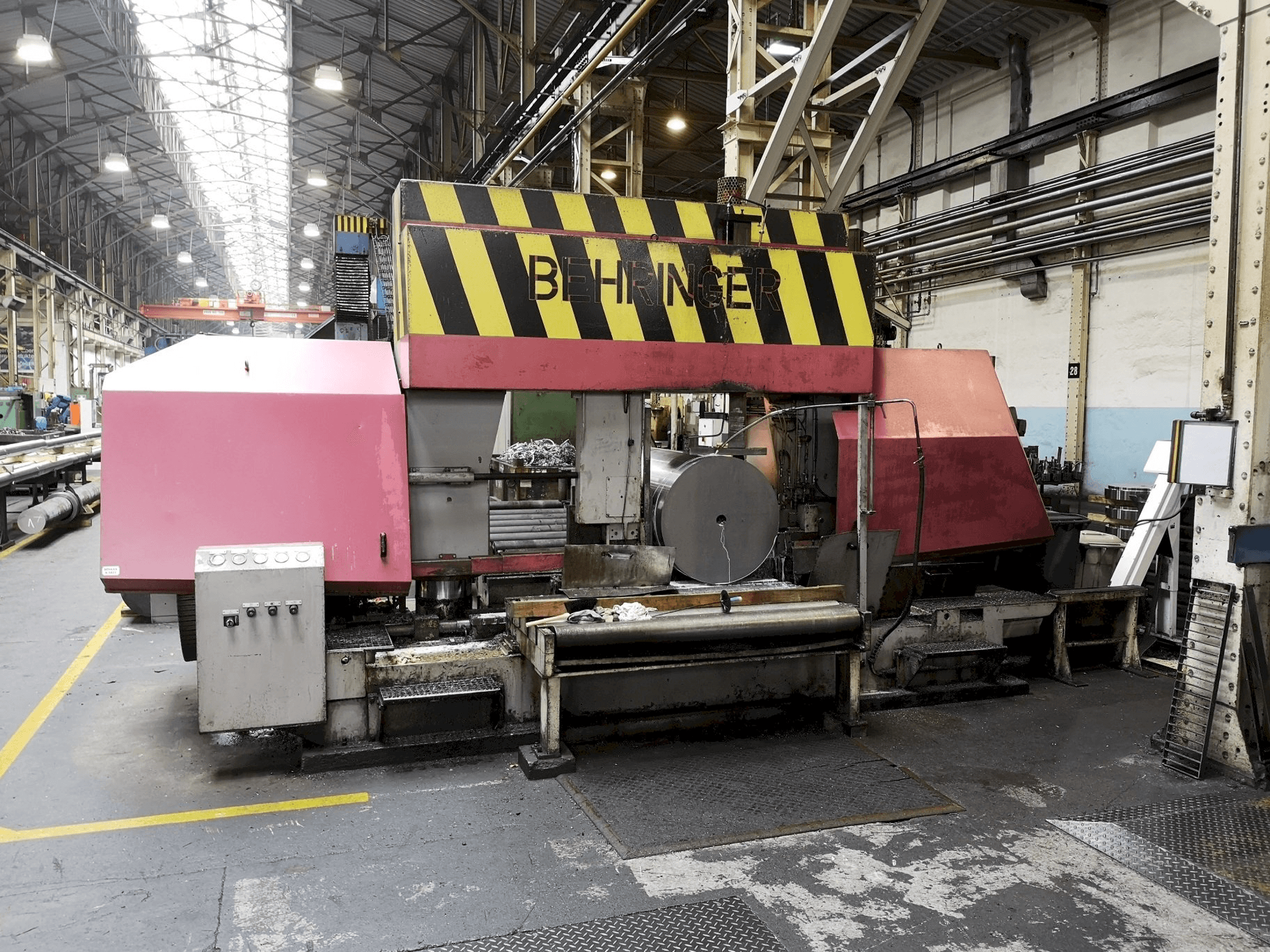 Behringer HBP1080/1700 A/CNC-maskinen framifrån