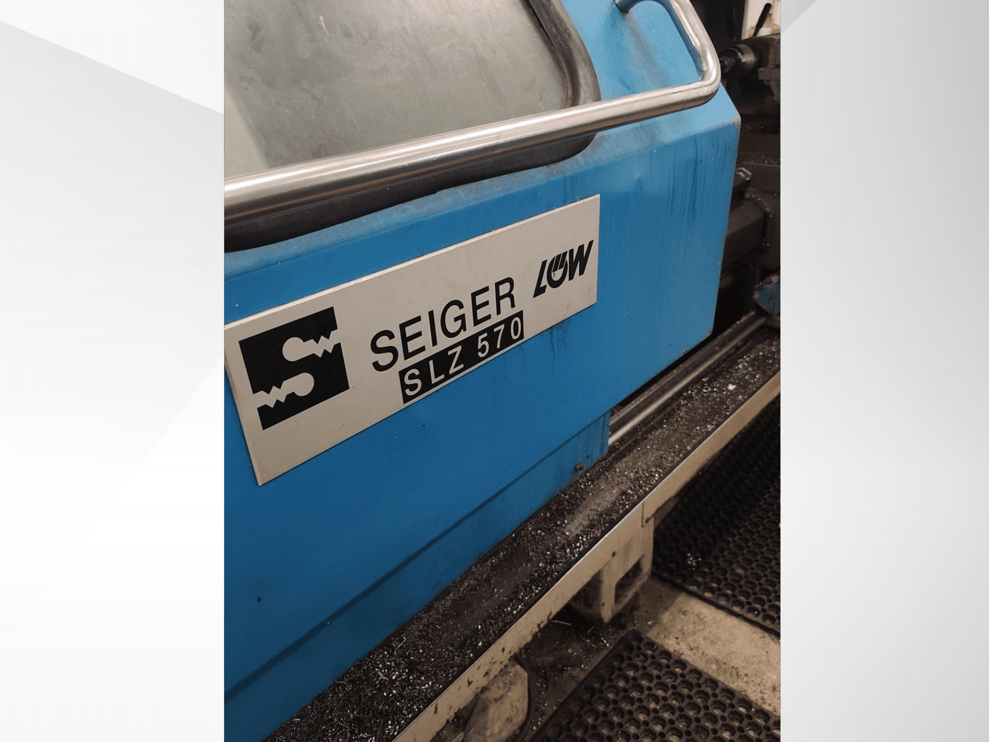 Närbild från sidan av SEIGER SLZ570-svarv med blått hölje och logotyp, där man ser de olika manöverfunktionerna.
