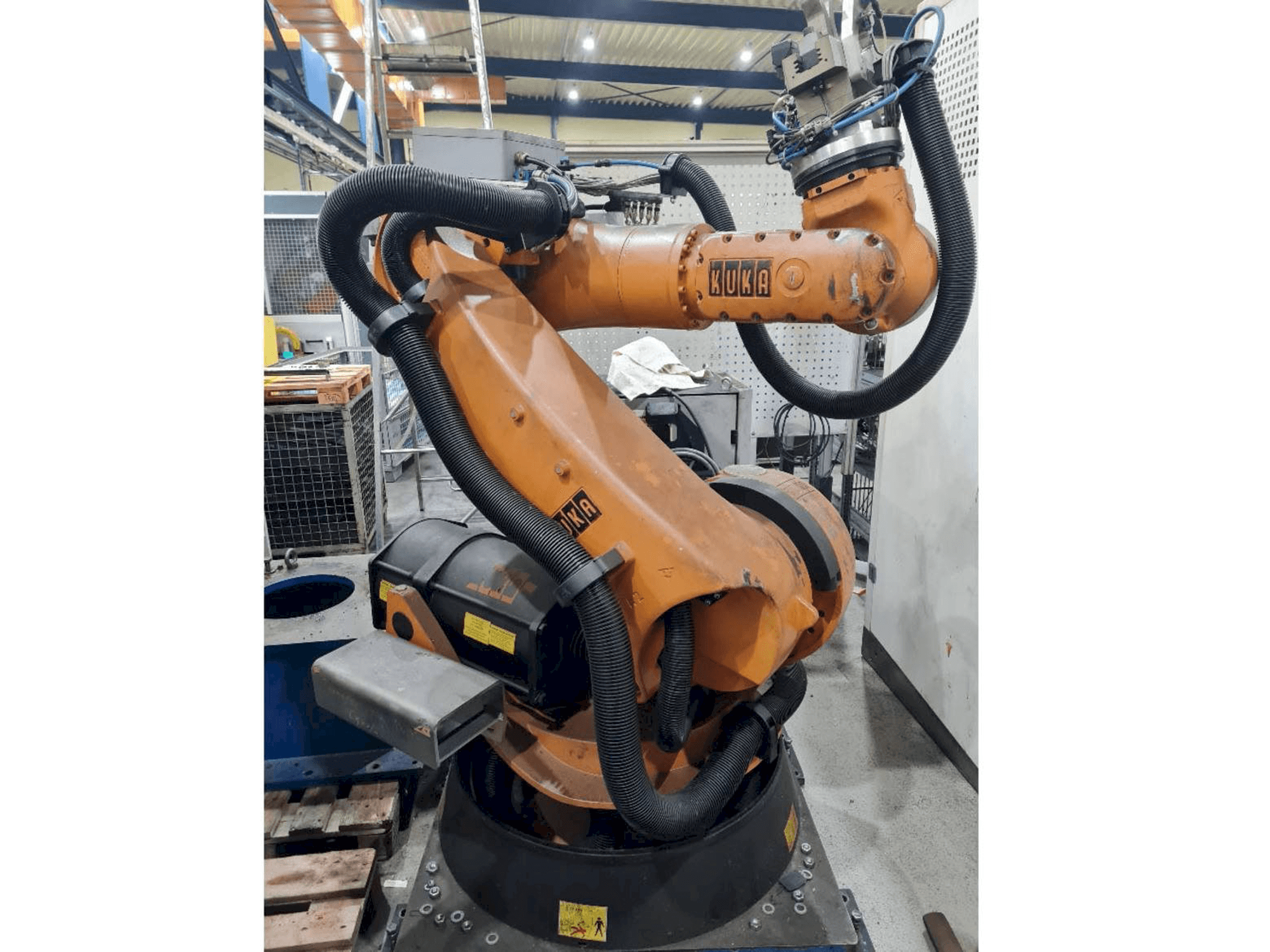 KUKA KR C2 KR100 comp-maskinen framifrån