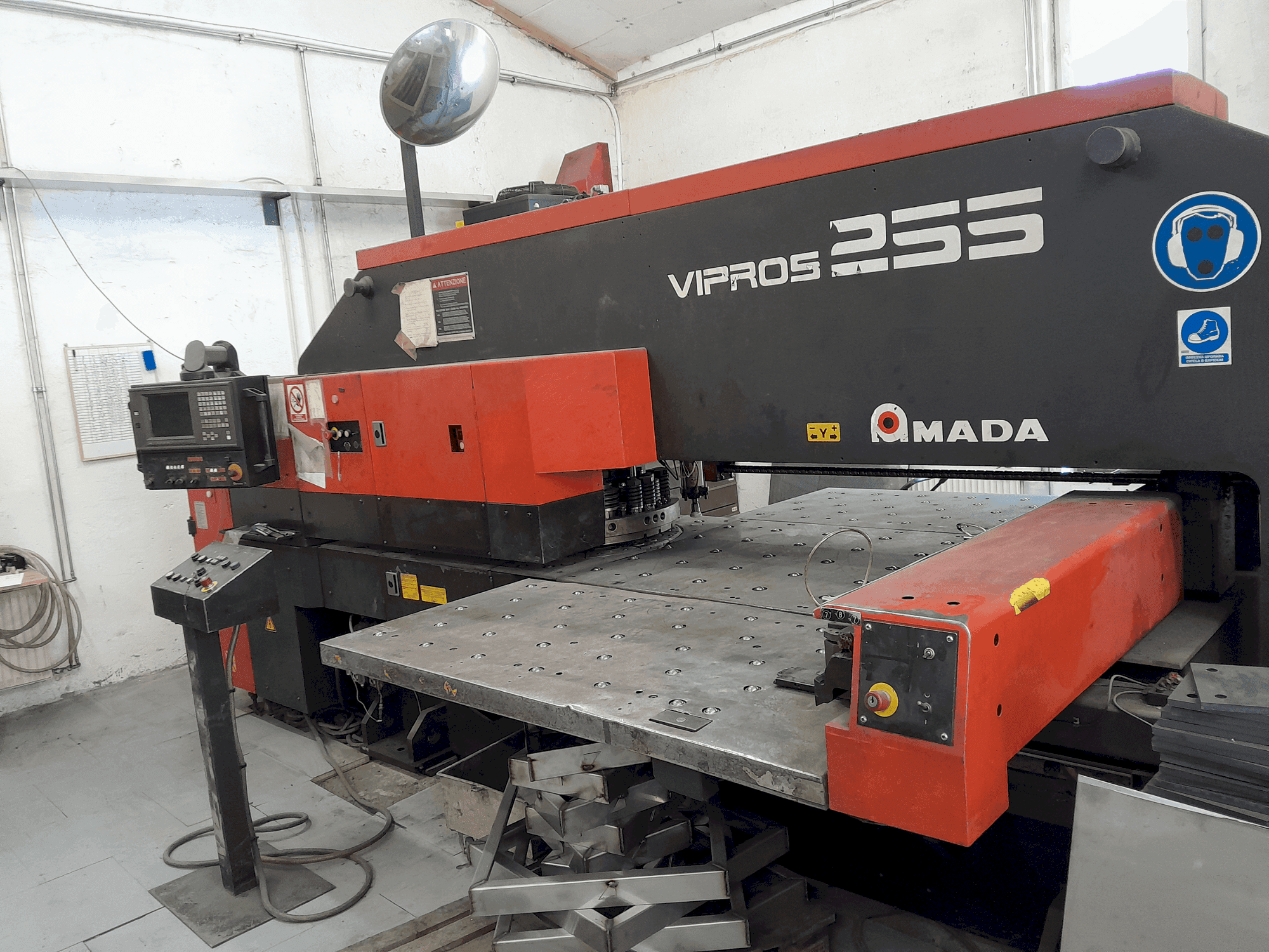 AMADA Vipros 255-maskinen framifrån