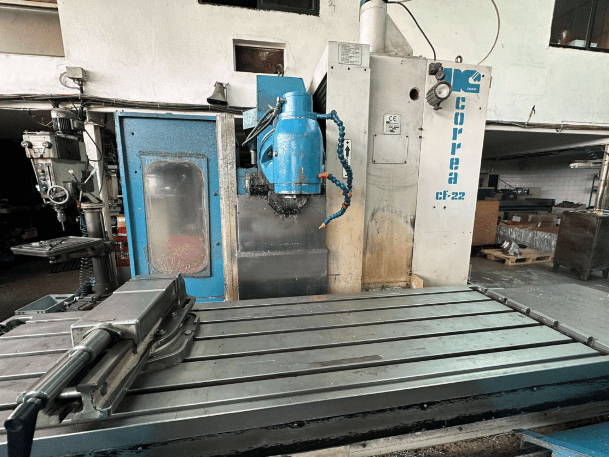 Correa CF-22 fräsmaskin visad framifrån, med blå och silverfärgad design, med skjutbart bord och skärhuvud.