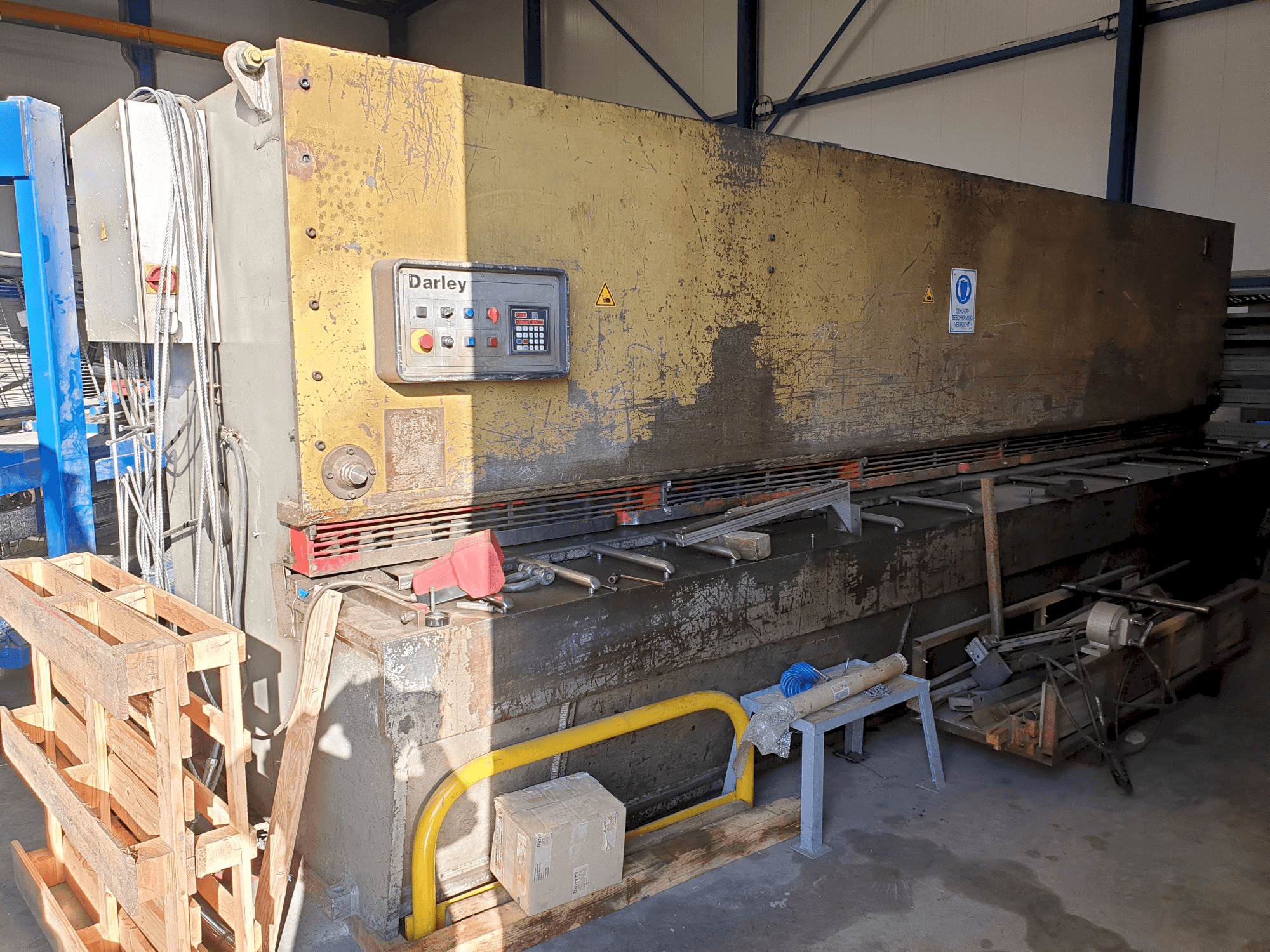 Darley-maskinen sedd från vänsterVS 6100X8