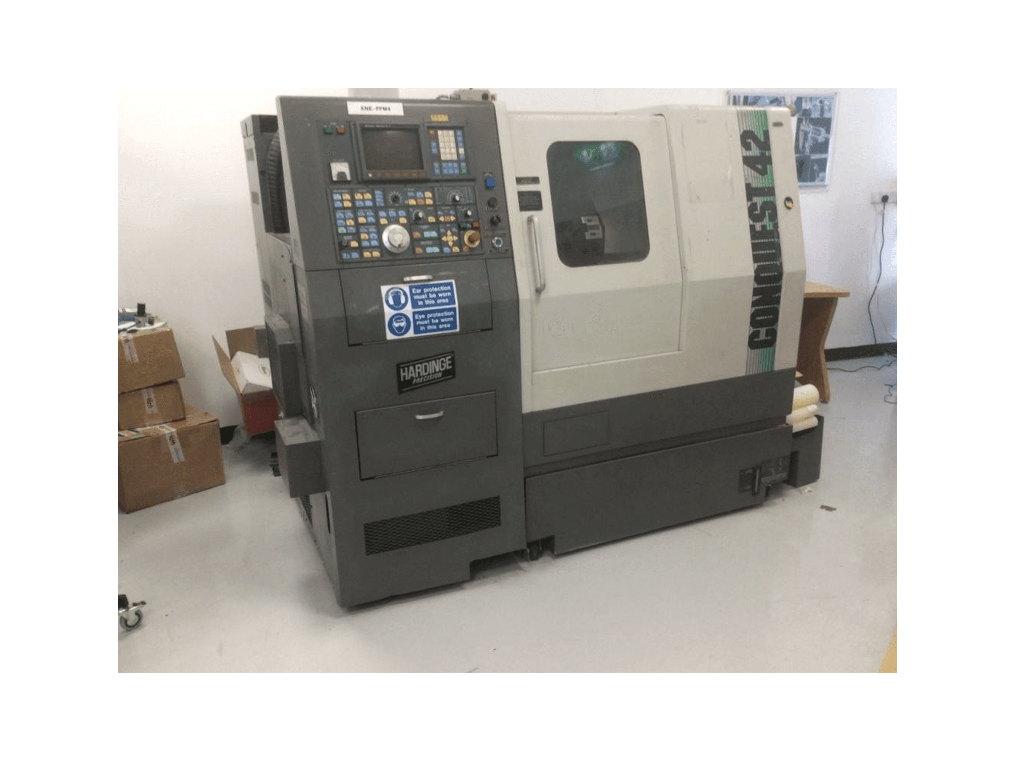 Hardinge Conquest 42-maskinen framifrån