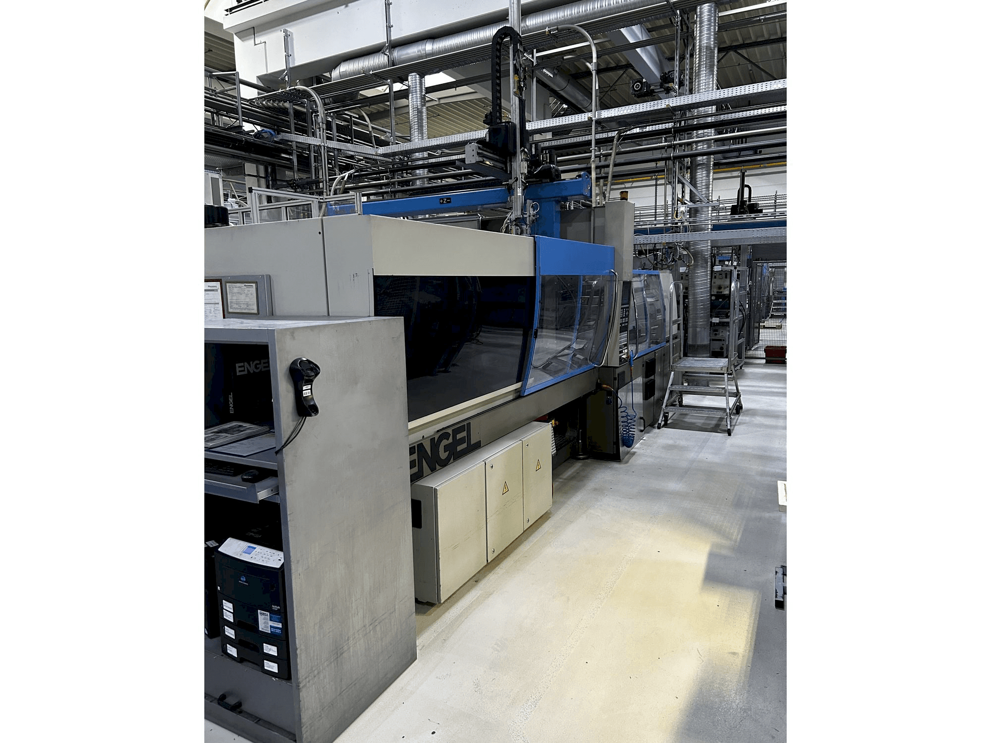Engel VICTORY 1050/220-maskinen sedd från vänster sida