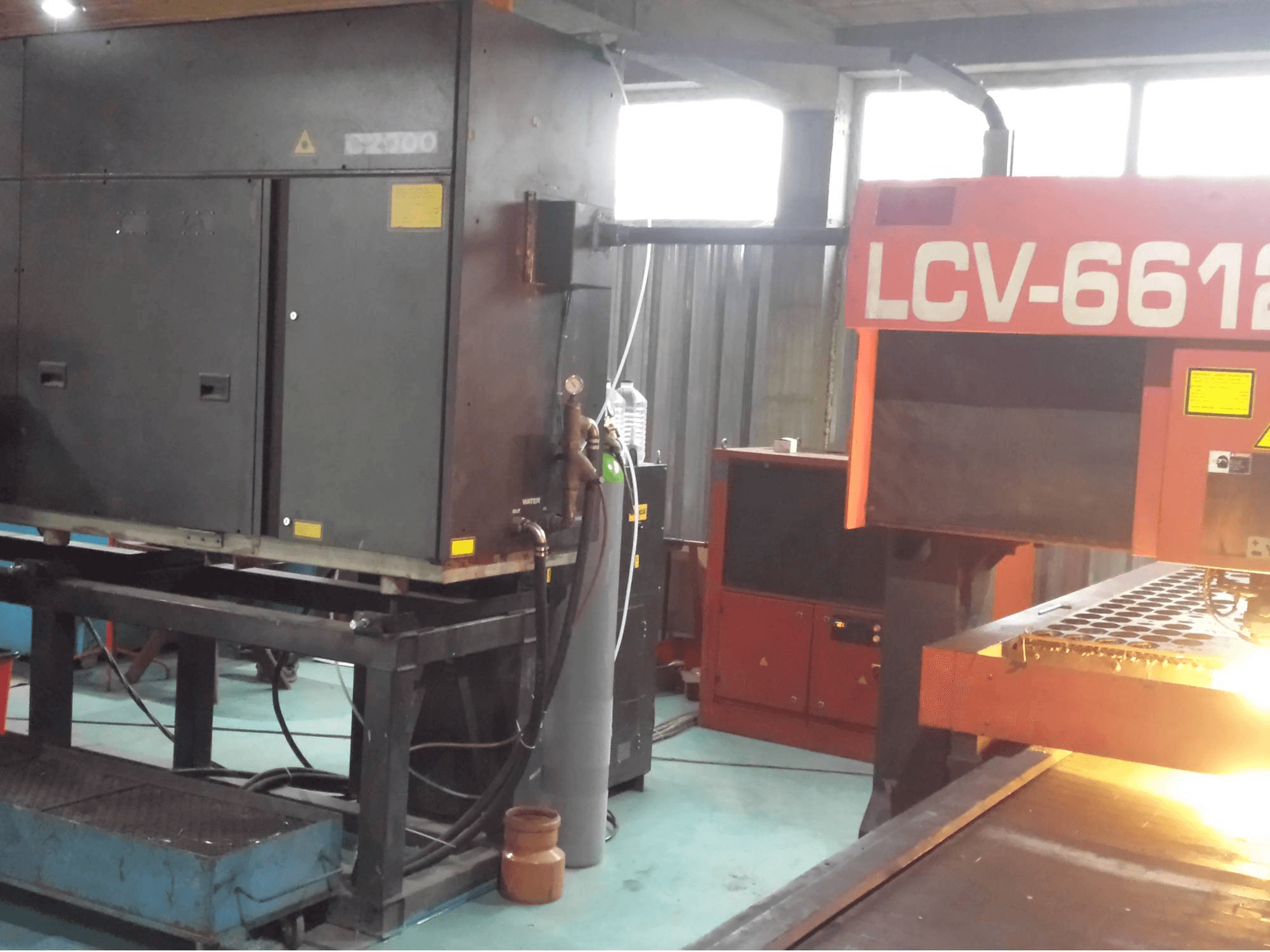 AMADA LCV 6612 II-maskinen framifrån