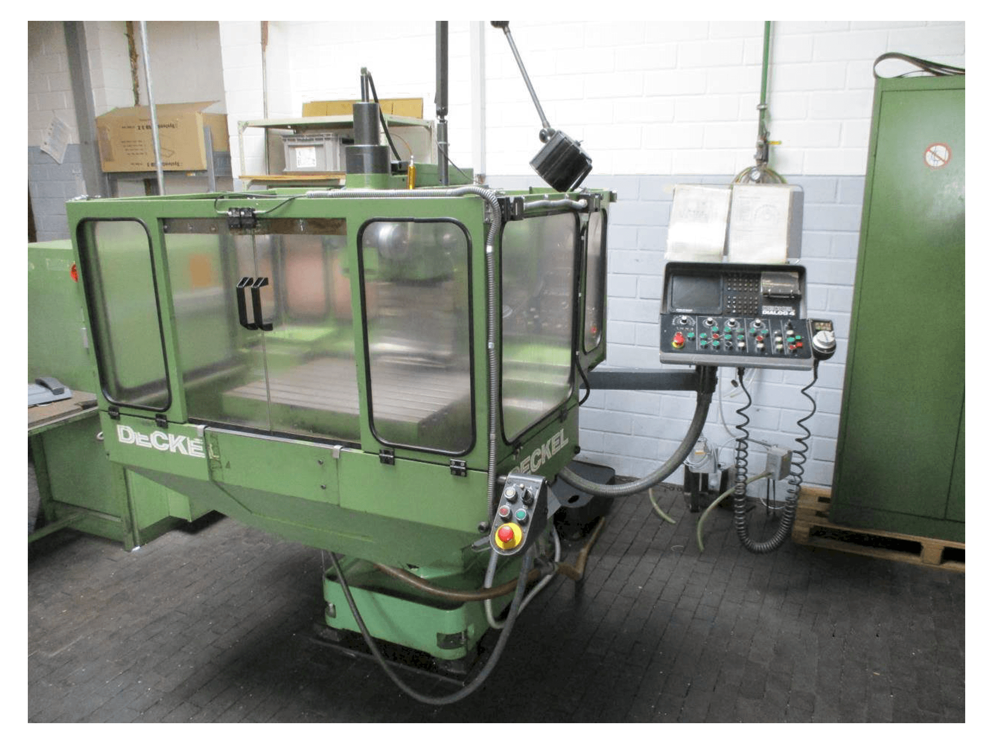 DECKEL FP 3NC-maskinen framifrån