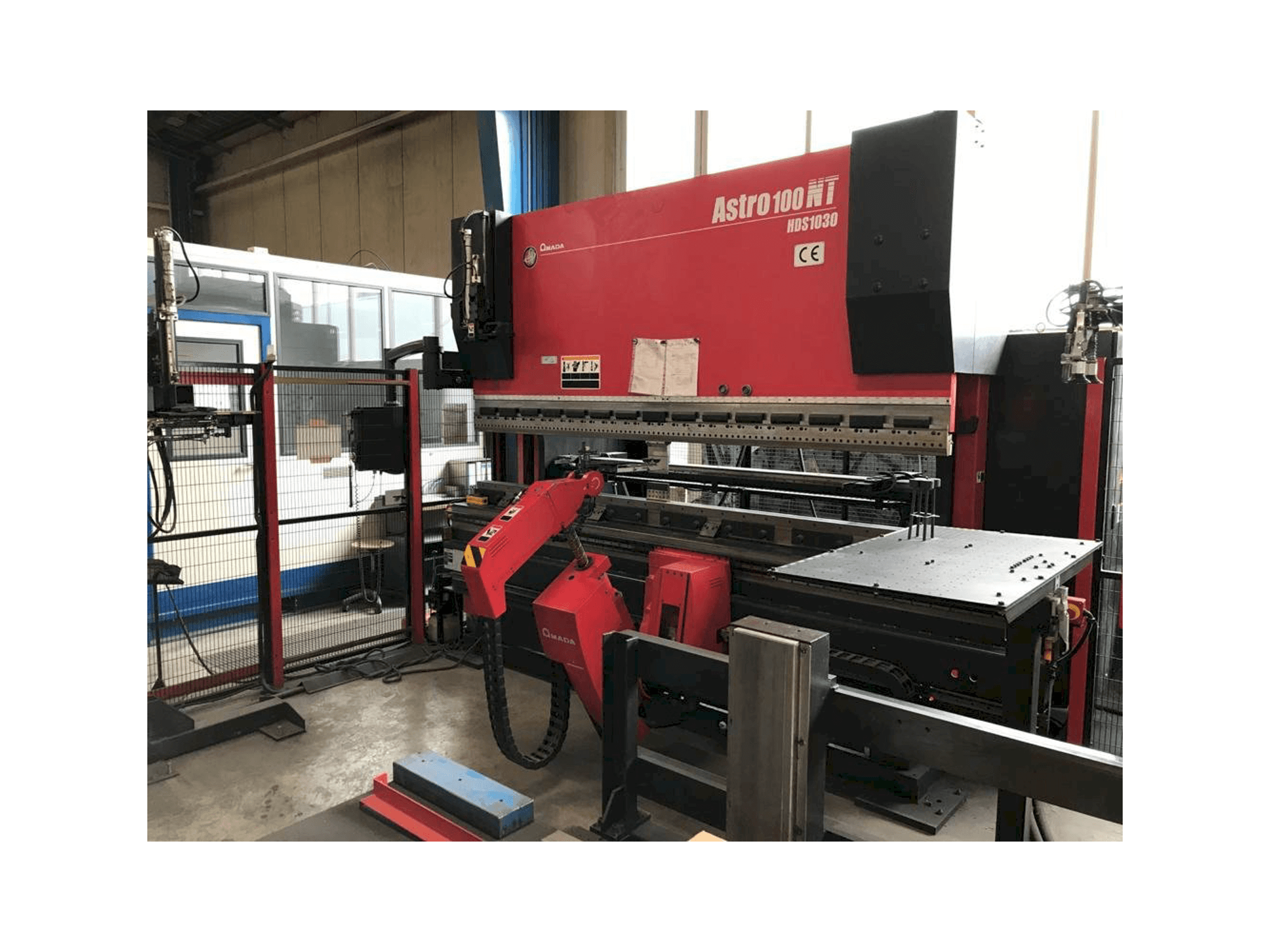 AMADA Astra 100-NT HDS-1030NTR-maskinen framifrån