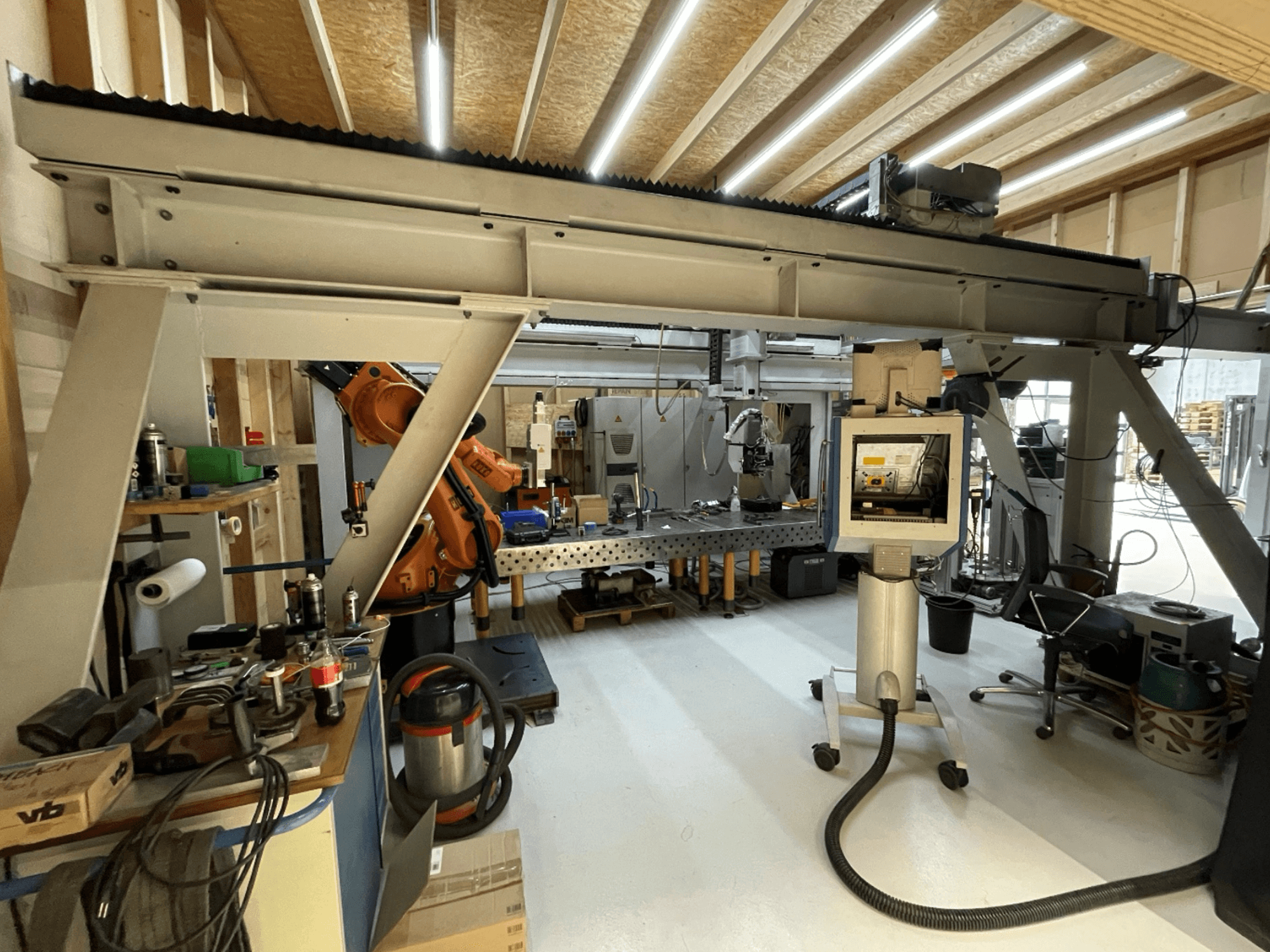 Stiefelmayer Laserhärtenanlage verktygsmaskin, framifrån, visar robotarm och kontrollpanel i en verkstadsmiljö.