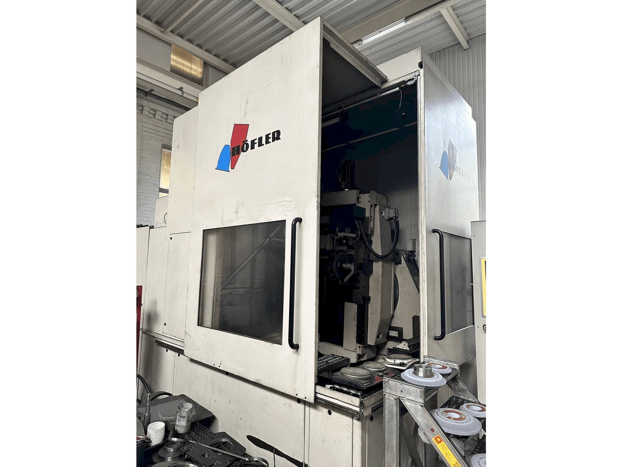 HOFLER NOVA CNC 1000-maskinen framifrån