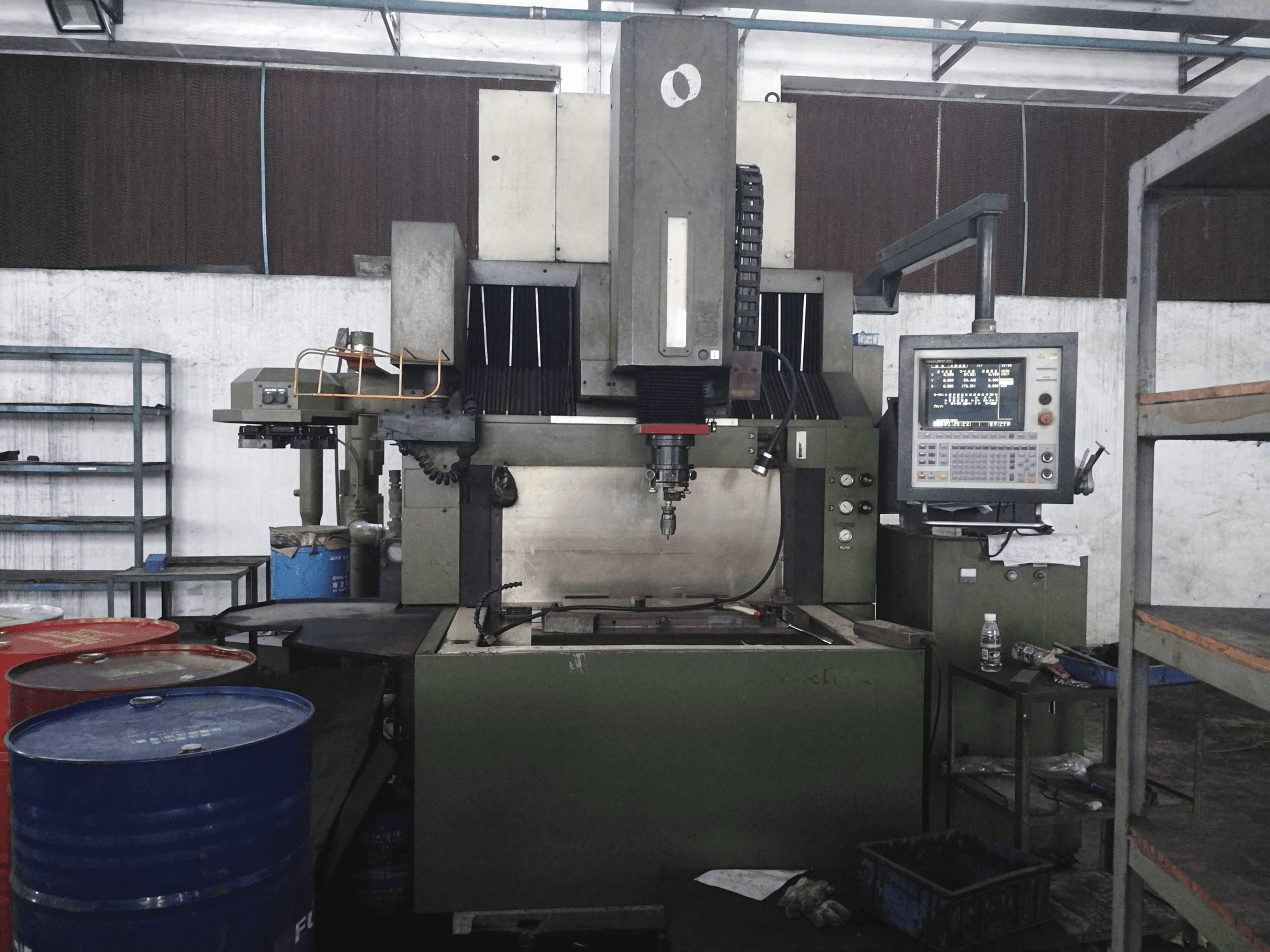 Makino-maskinen framifrånEDNC65