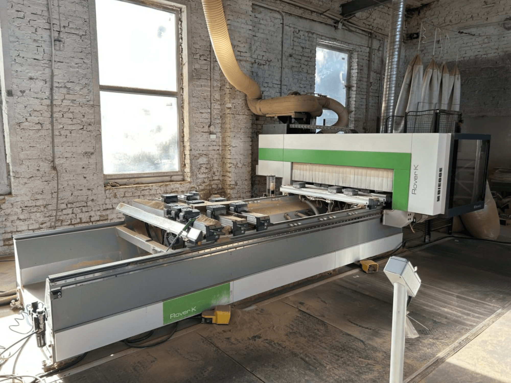 CNC-bearbetningscenter BIESSE Rover K 1532 G i en verkstad, sett framifrån, med skärverktyg och arbetsyta synliga.
