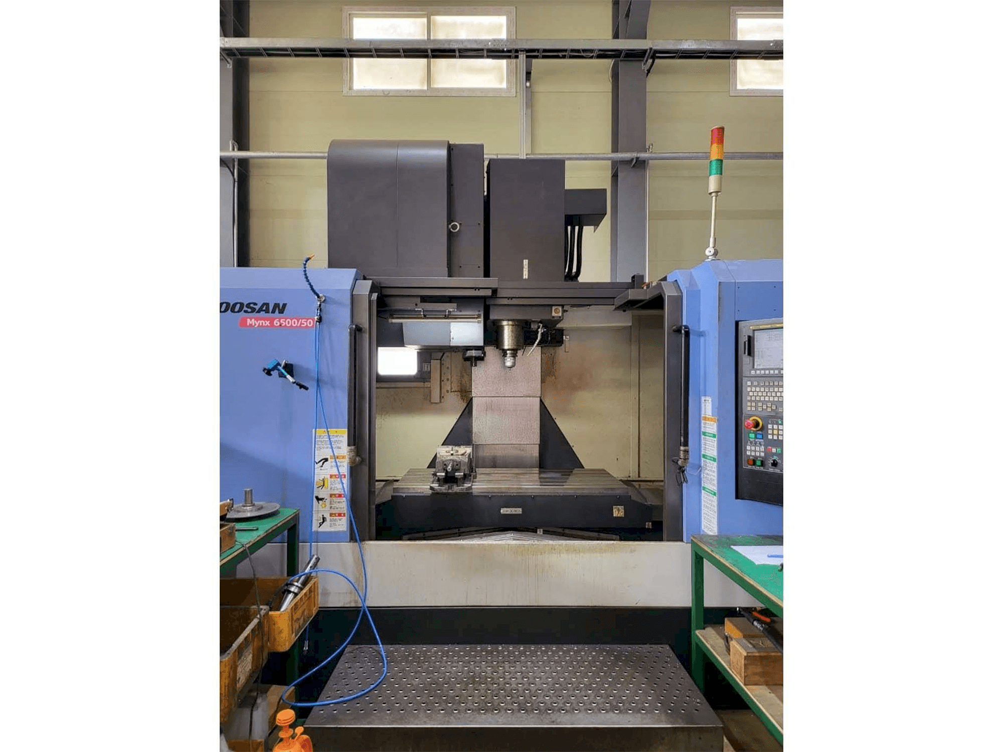 Doosan MYNX 6500/50-maskinen framifrån