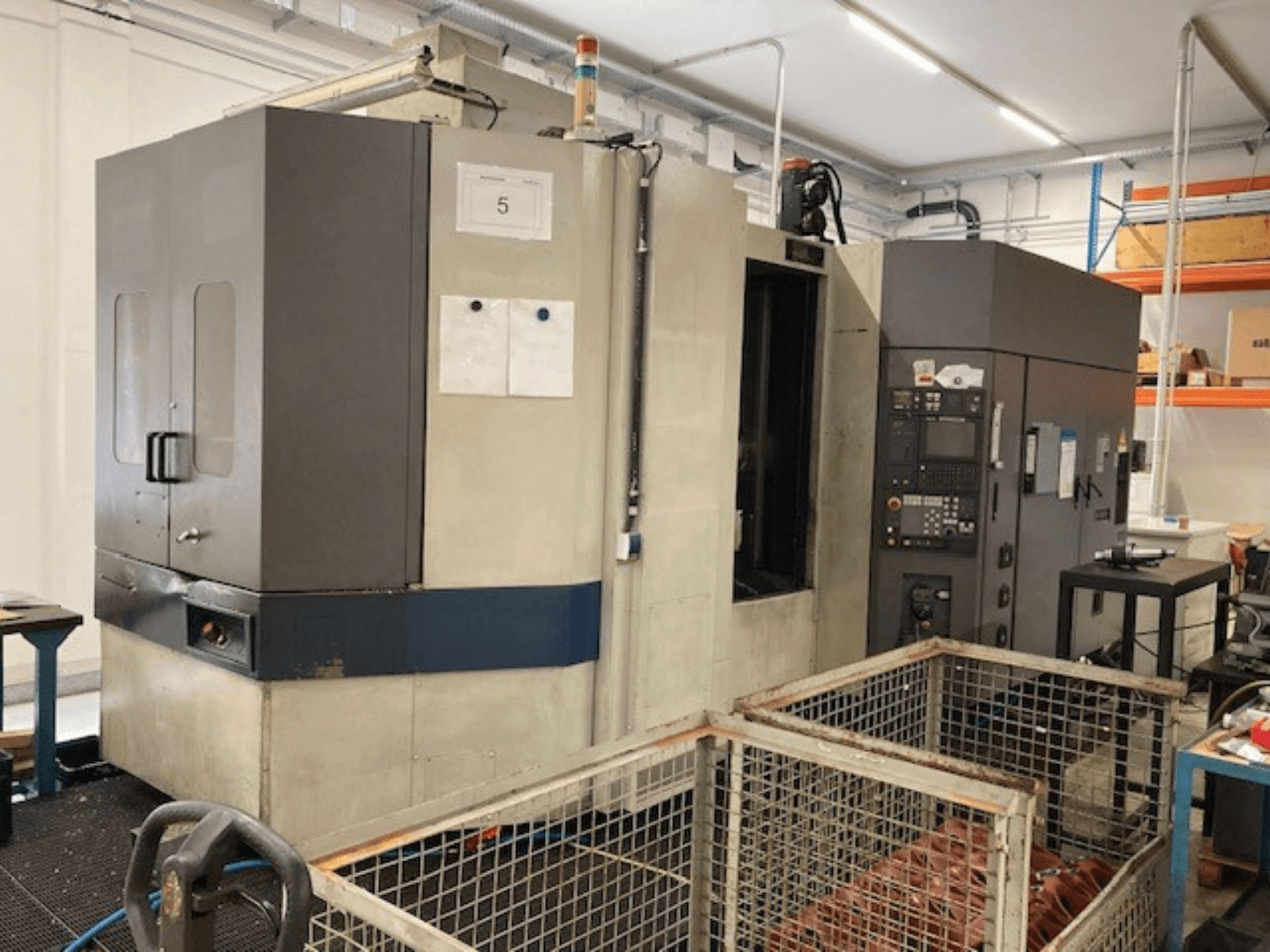 MORI SEIKI SH633 horisontellt bearbetningscenter, framifrån, visar kontrollpanelen och säkerhetsfunktionerna.
