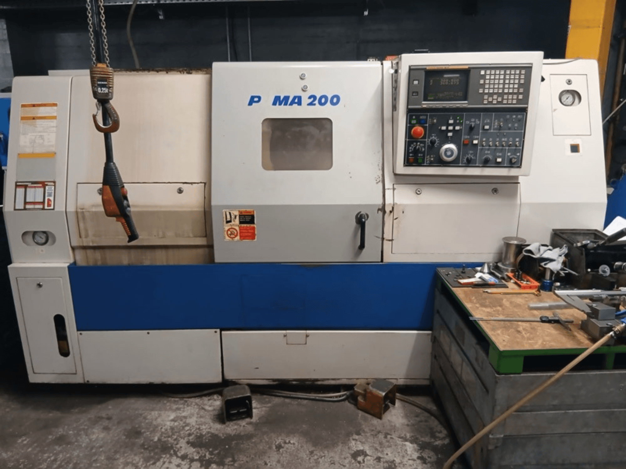 DAEWOO EcoTurn 200 – horisontell svarv, framifrån, med kontrollpanel och säkerhetsetiketter.