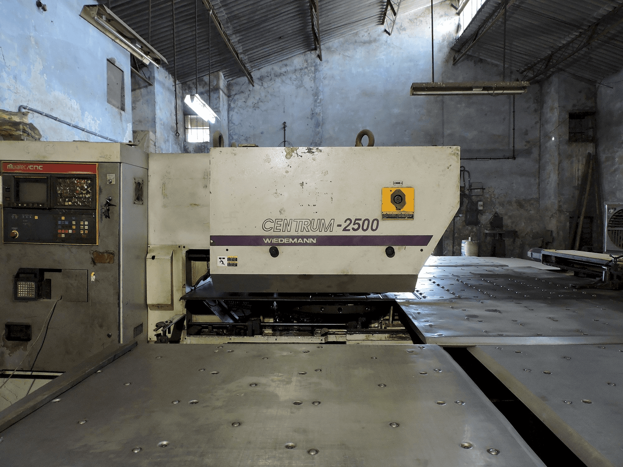 Murata Wiedemann-maskinen sedd från vänster sidaC-2500