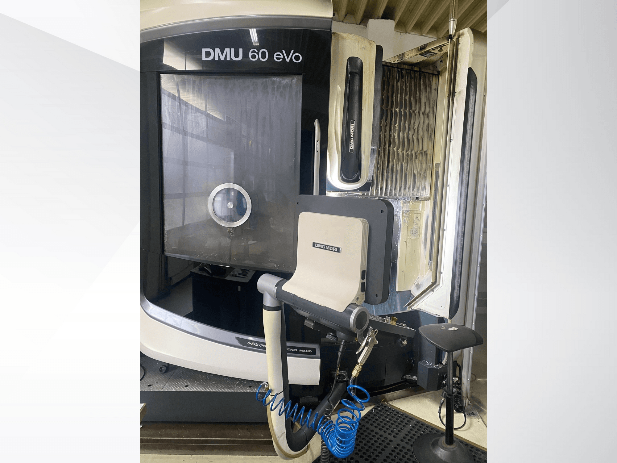 DMU 60 eVo CNC-fräsmaskin, framifrån med kontrollpanel och verktyg, idealisk för precisionsbearbetning.