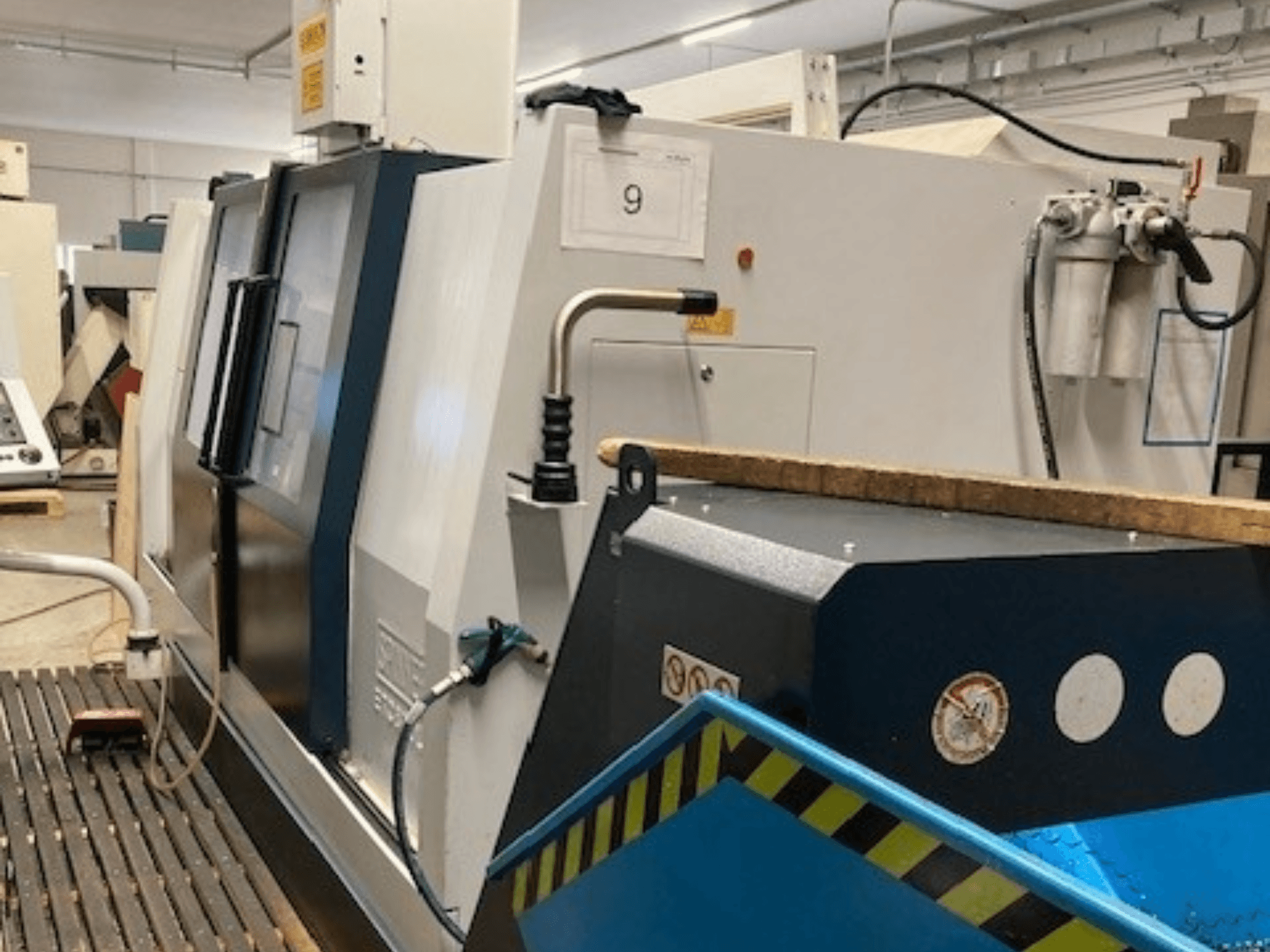 SPINNER TC800L 110 horisontell svarv från sidan, med kontrollpanel och säkerhetsfunktioner.