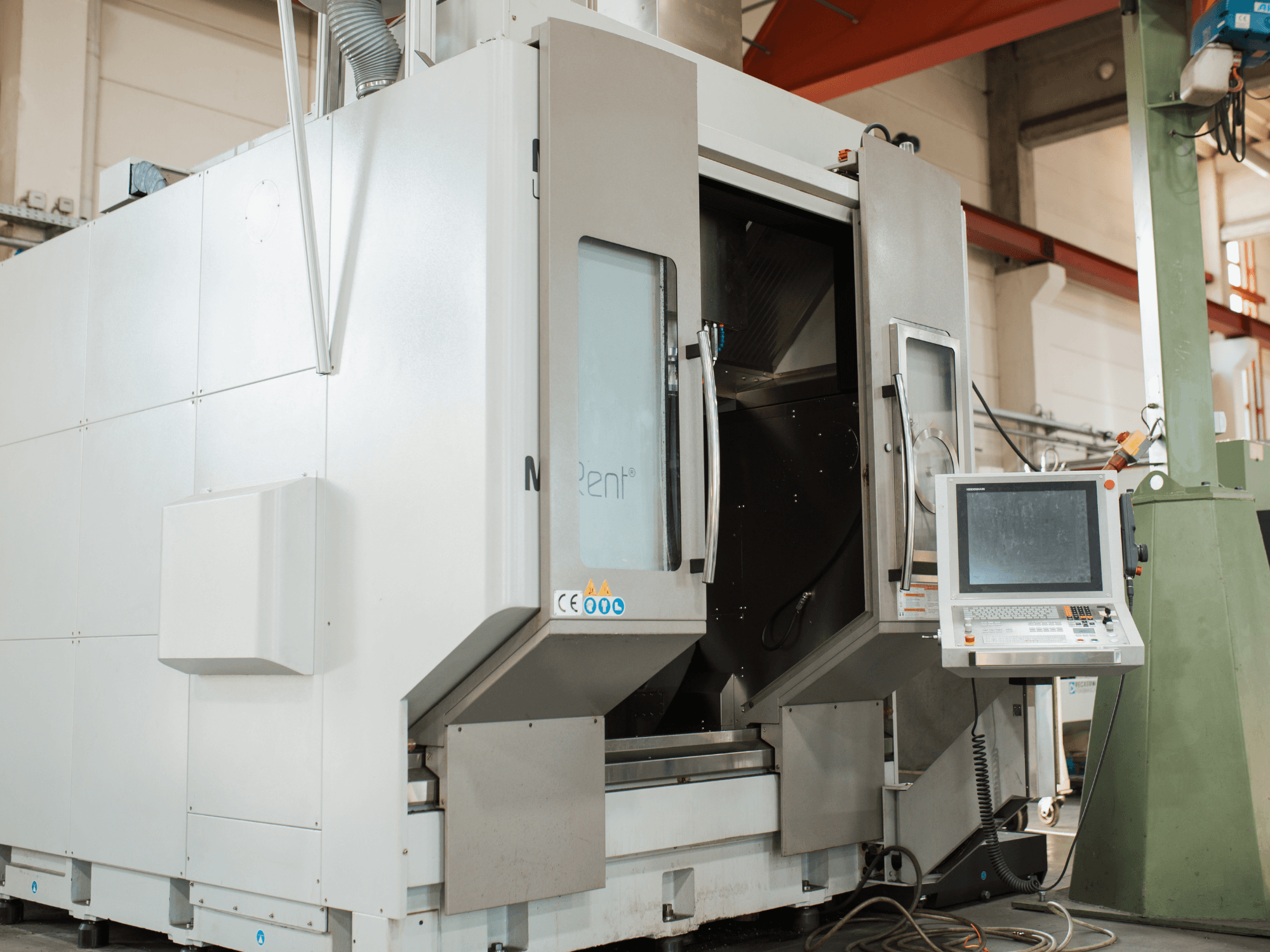 N Rent® CNC-fräsmaskin, framifrån, har en kontrollpanel med skärm, öppna dörrar och industriell miljö.