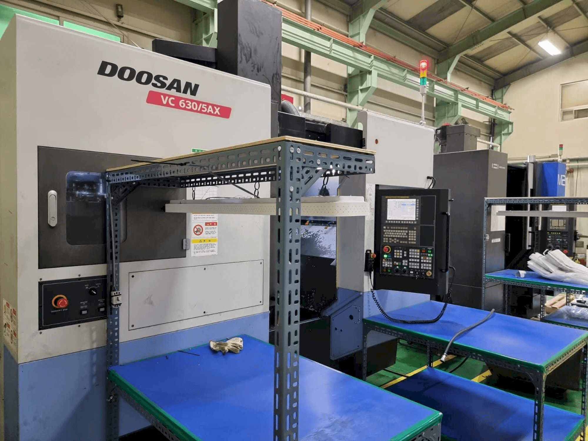 Doosan VC630/5AX-maskinen framifrån