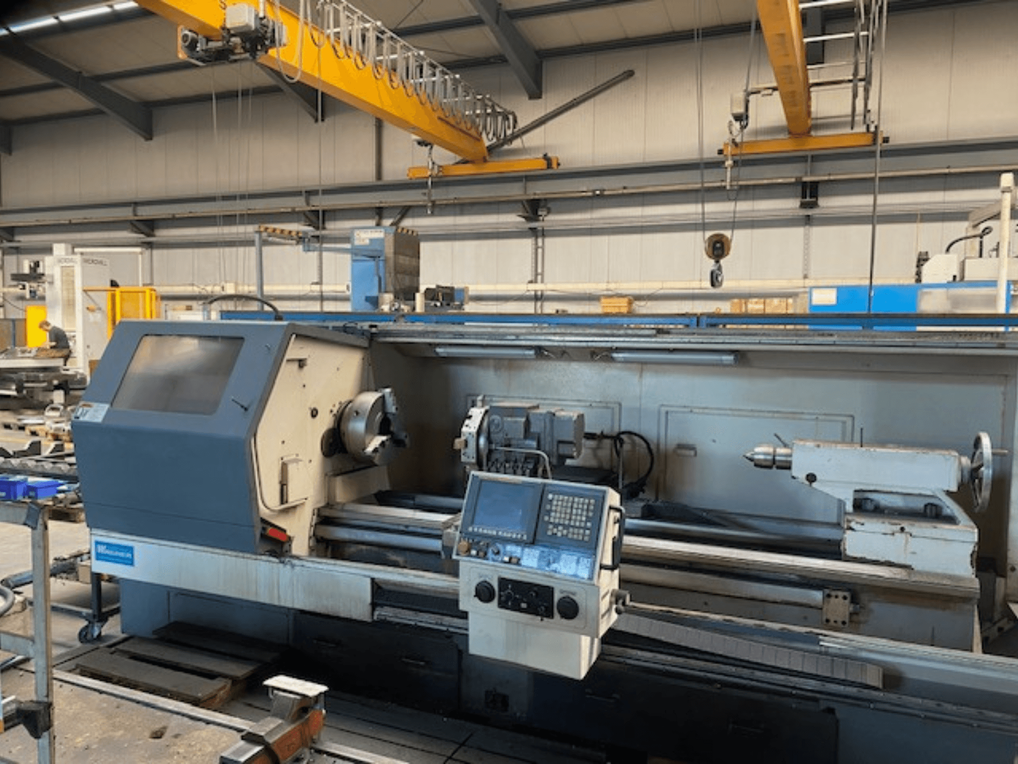 Wabeco precisionssvarv, framifrån med kontrollpanel, som visar spindel- och verktygsuppsättningar i en fabriksmiljö.