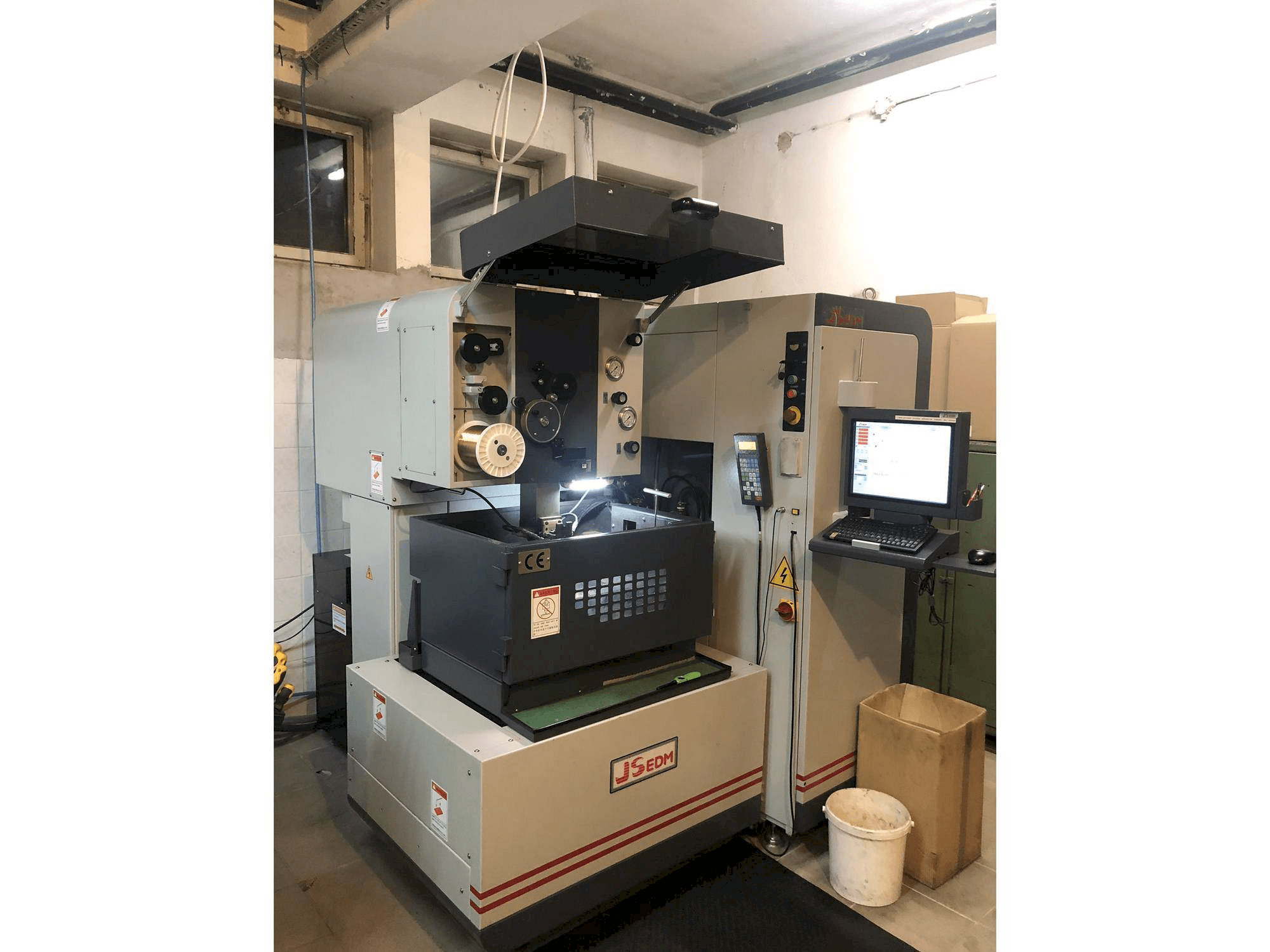 JS EDM Wi-200s-maskinen framifrån