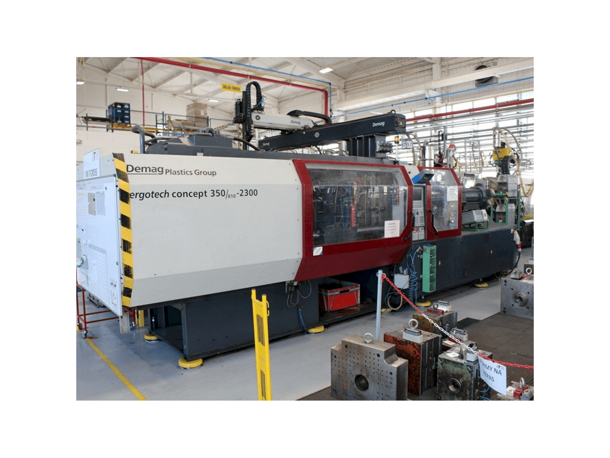 DEMAG Ergotech 350/810-2300-maskinen sedd från vänster sida