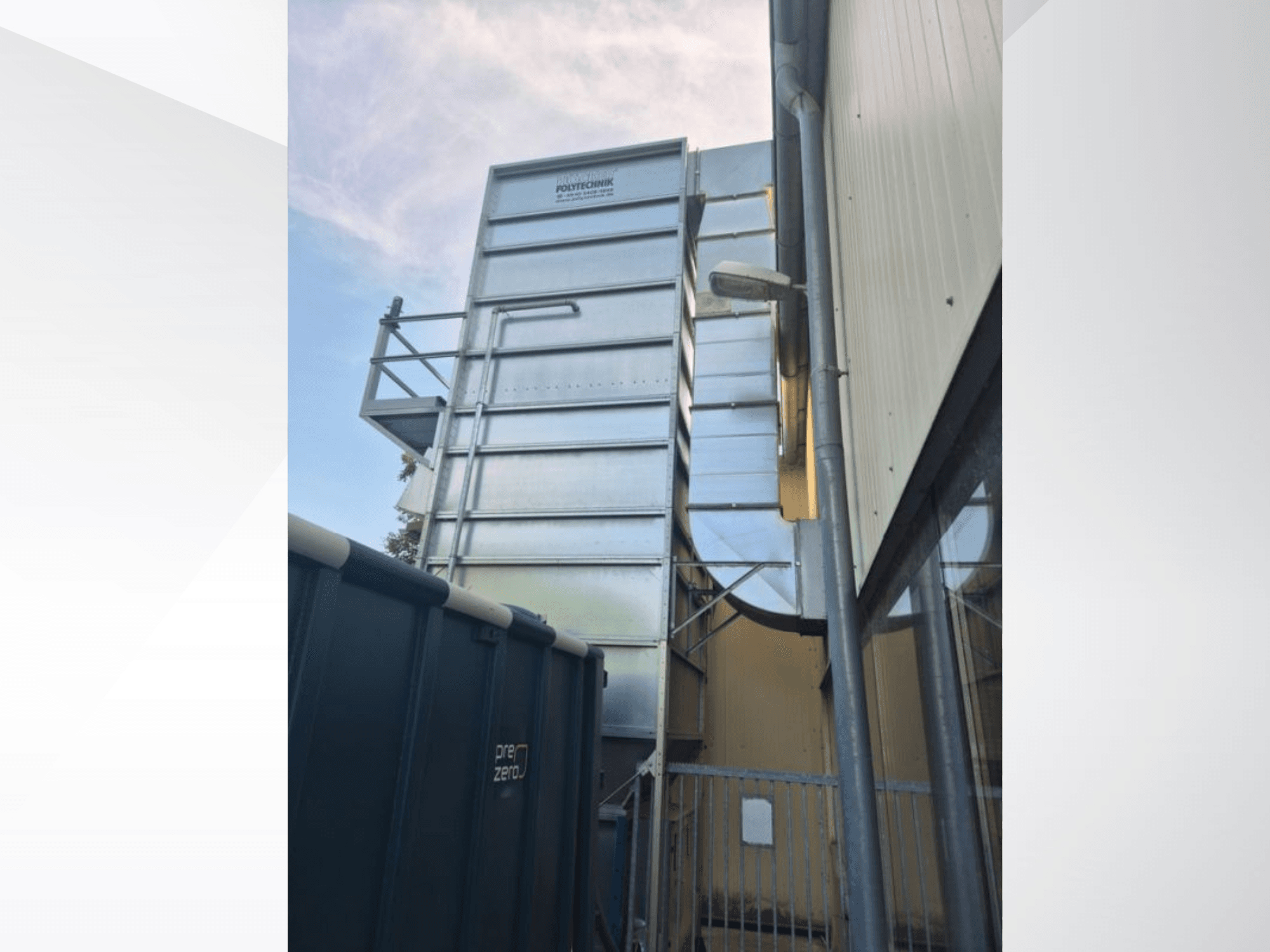 Polytechnick MultiStar JP5 BrikStar c-3 18 från HOCKER, sidovy som visar metallstruktur och kanalsystem mot himlen.