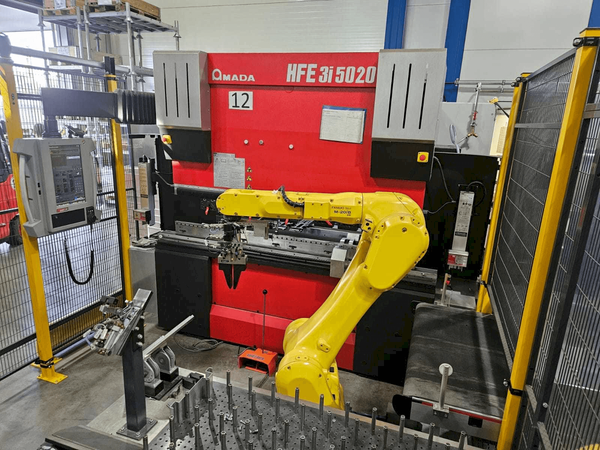 AMADA HFE5020 3i + Robot-maskinen framifrån