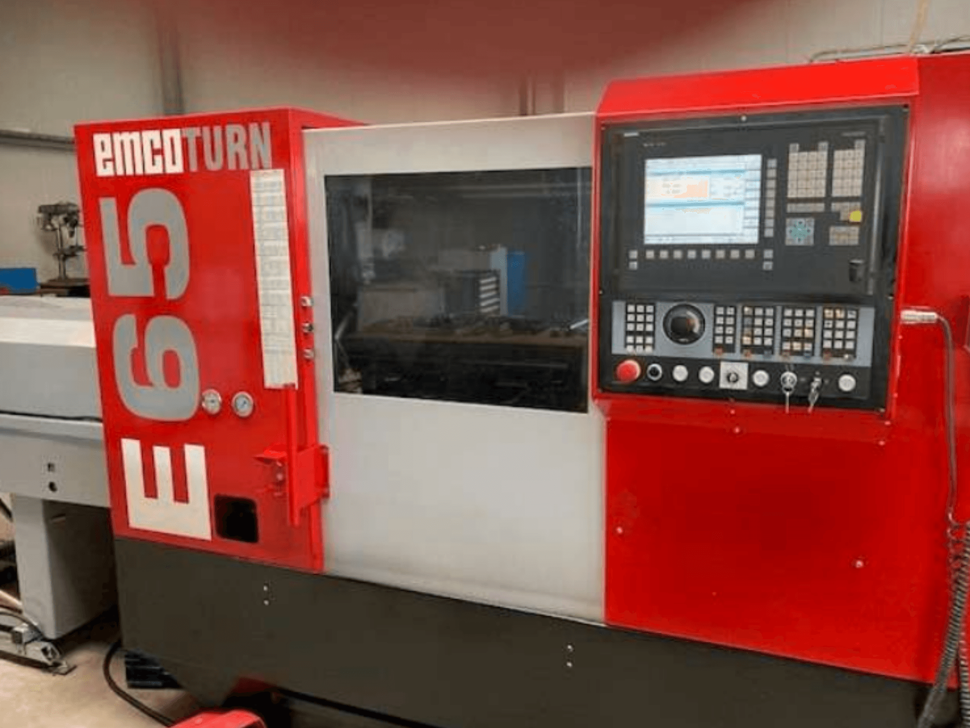 EMCO Turn E65 CNC-svarv, framifrån med kontrollpanel, stor display och arbetsområde bakom glas.