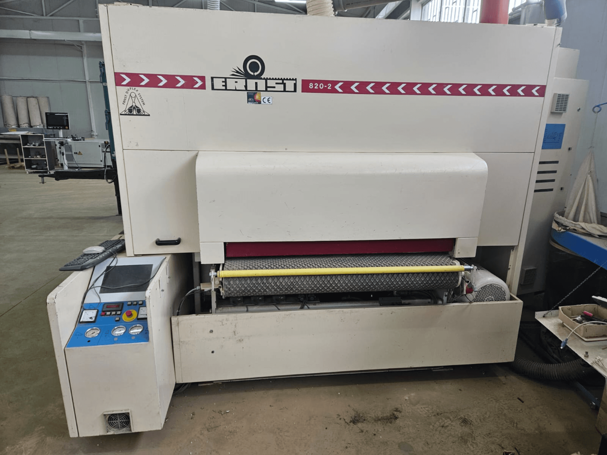 Ernst 820-2 träbearbetningsmaskin, framifrån, med kontrollpanel och gul rulle på inmatningen.
