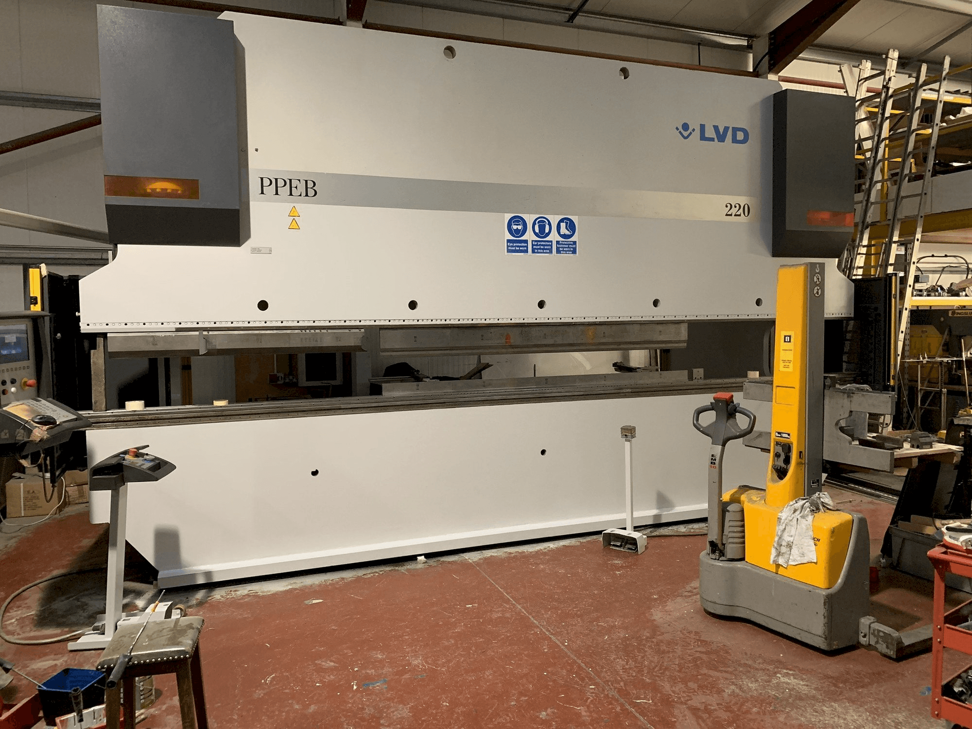 LVD PPEB 220/6100-maskinen framifrån