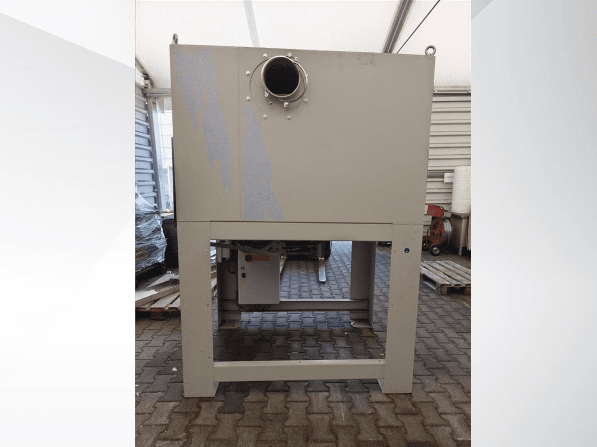 Grå industriell stoftavskiljare sedd framifrån, med stor rund öppning och monterad på en robust bas.