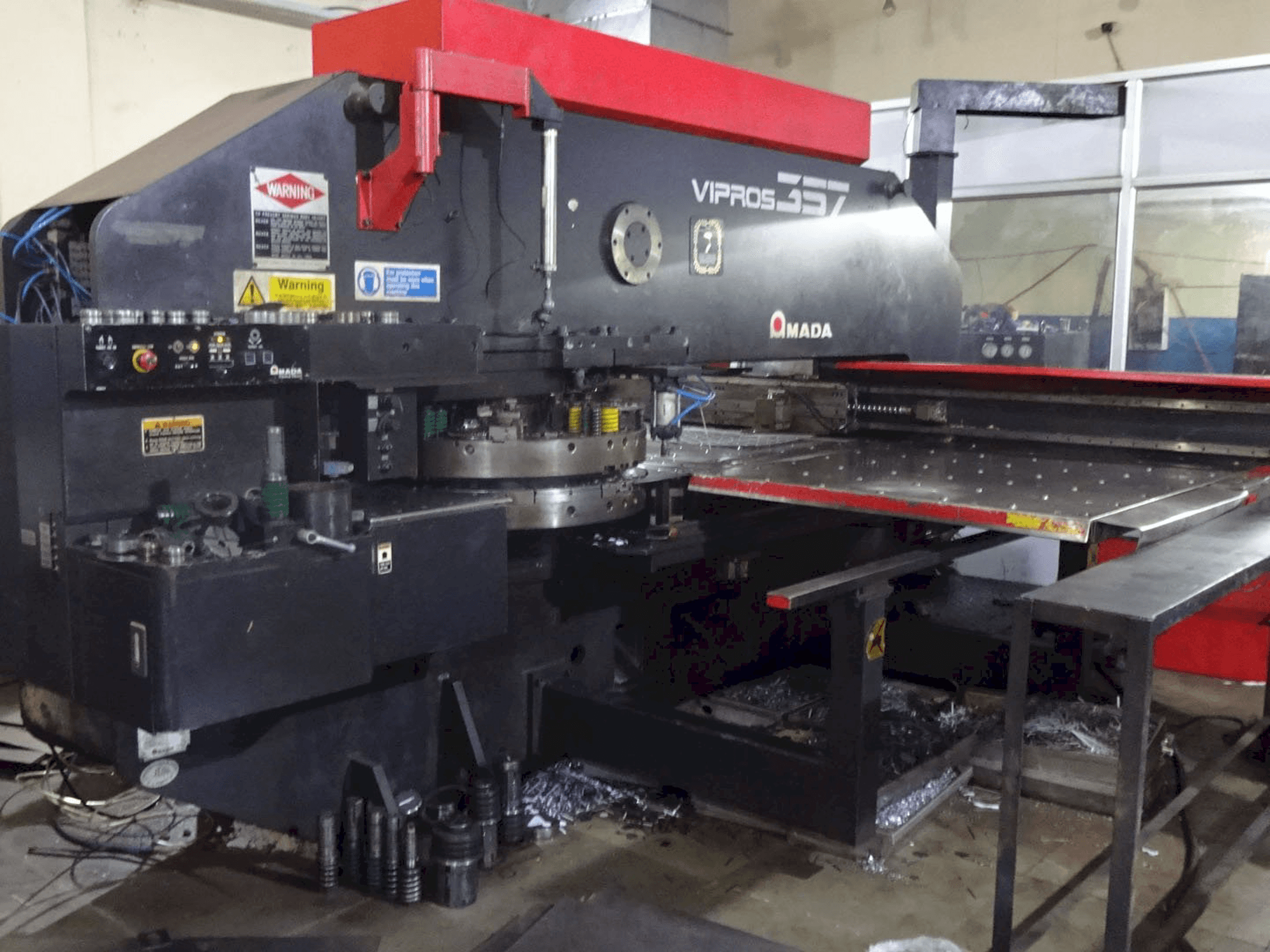 AMADA-maskinen sedd från vänsterVipros 357