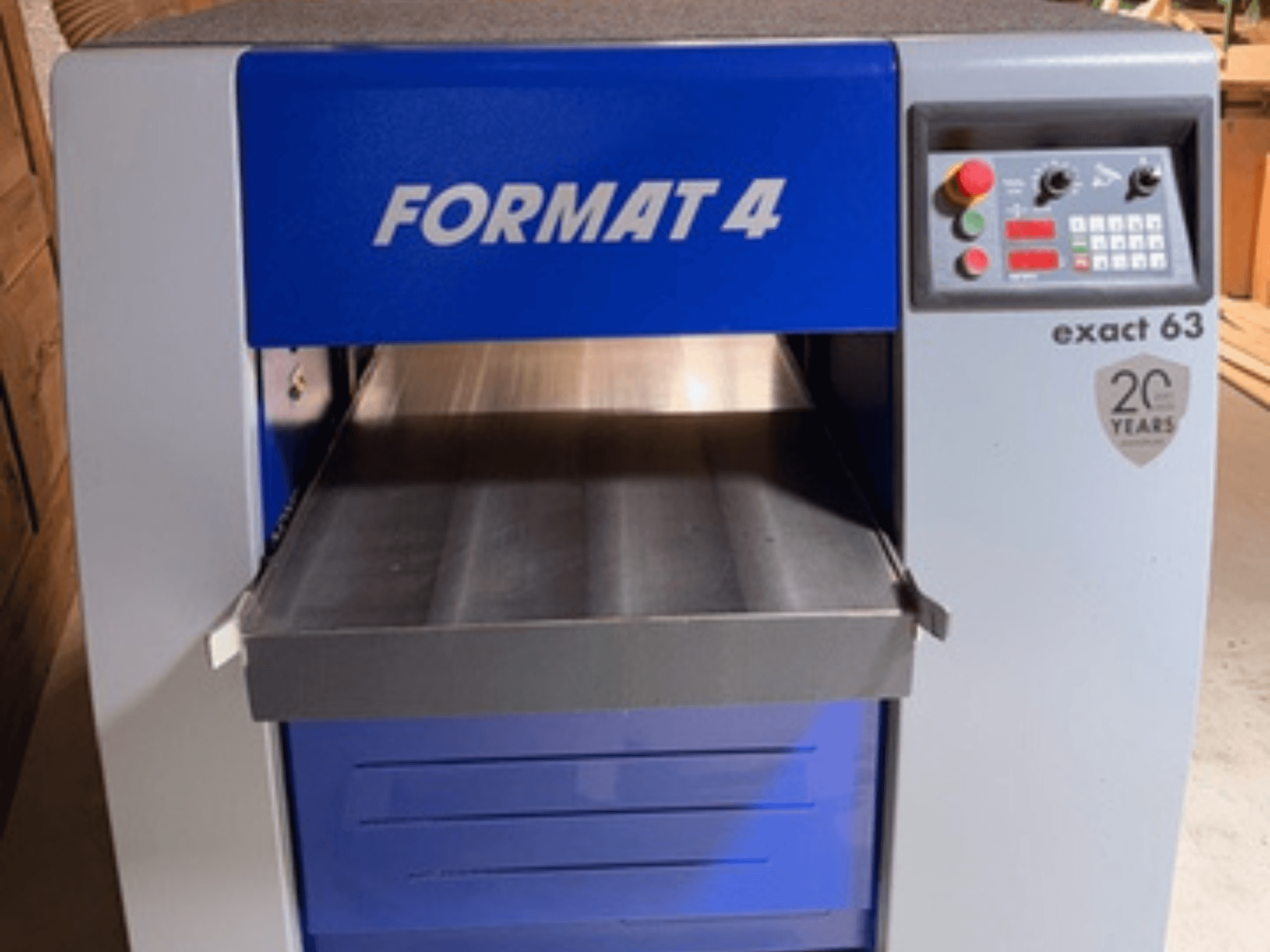 FORMAT 4 Exakt 63 trähyvel, framifrån, med matarbord av metall och kontrollpanel med knappar och displayer.