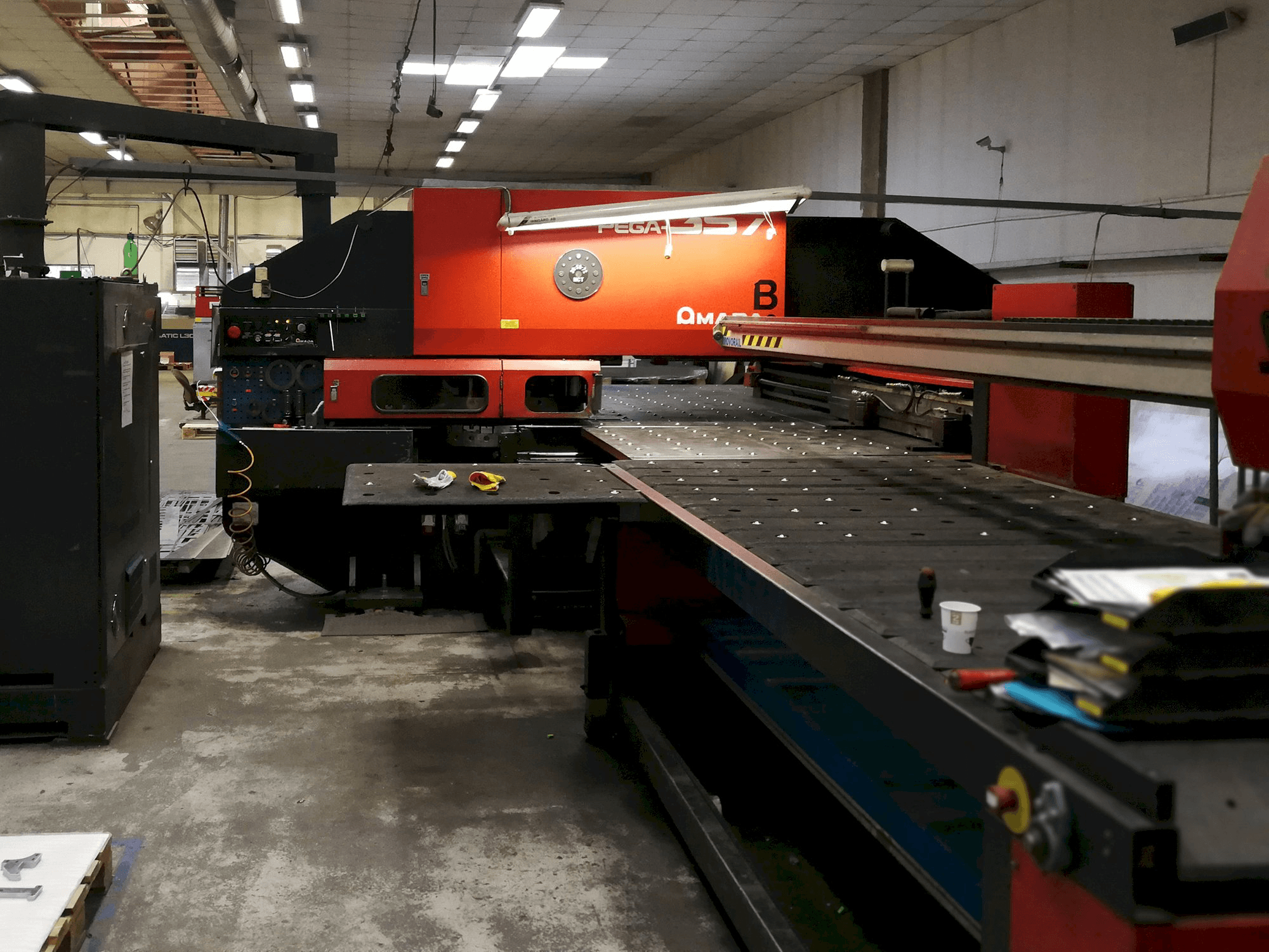 AMADA-maskinen framifrånPEGA 357