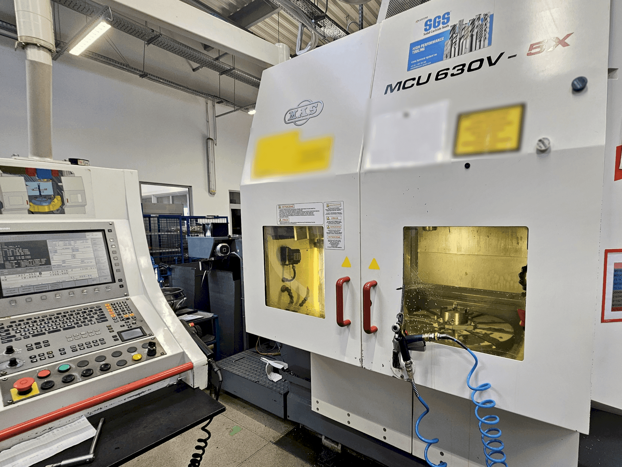 KOVOSVIT MAS MCU 630V-5X-maskinen sedd från sidan